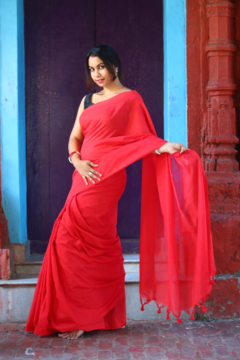 Women Red Solid Cotton Saree - Image 5