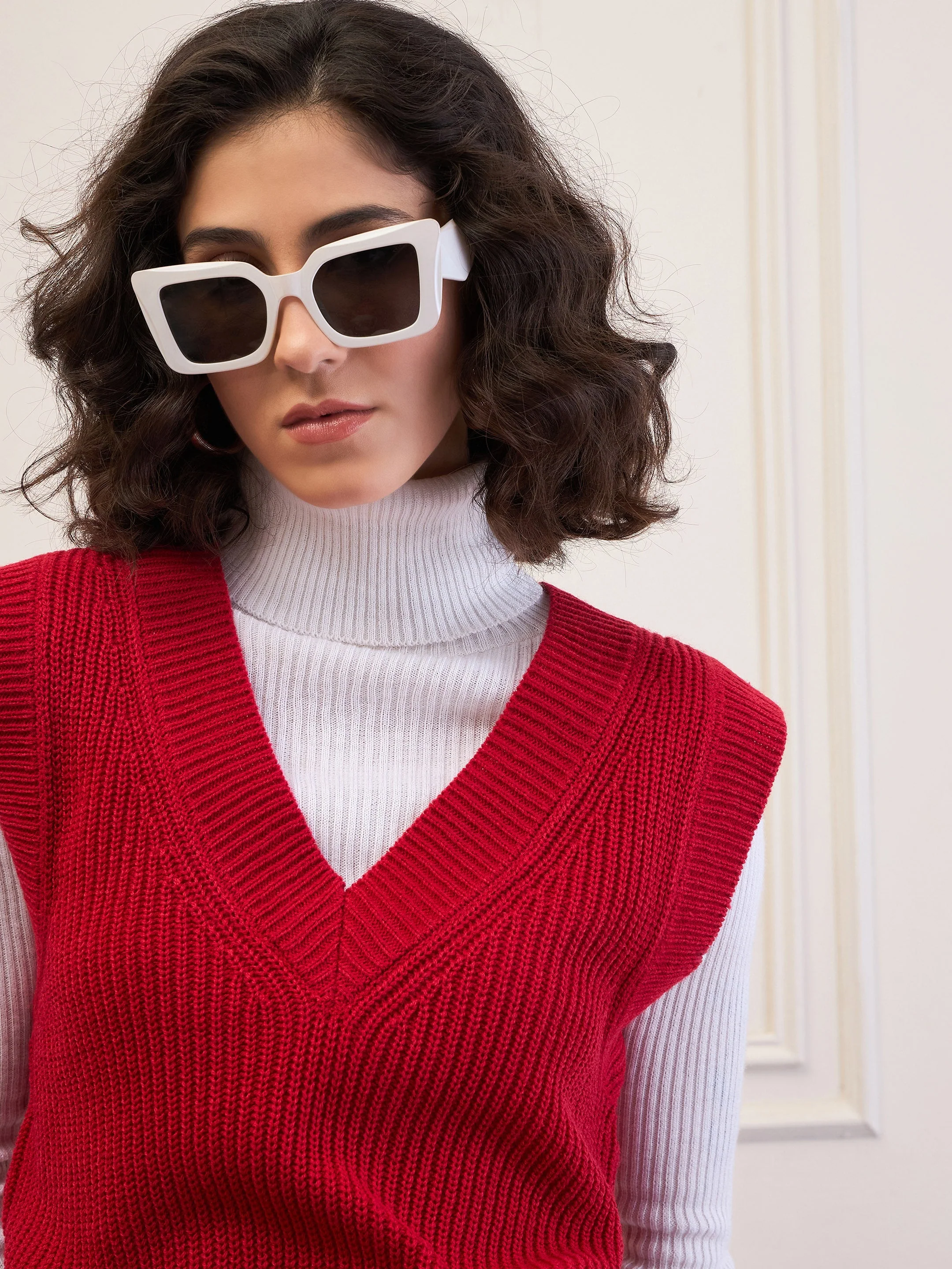 Women Red Solid V-Neck Sweater Vest - Image 4