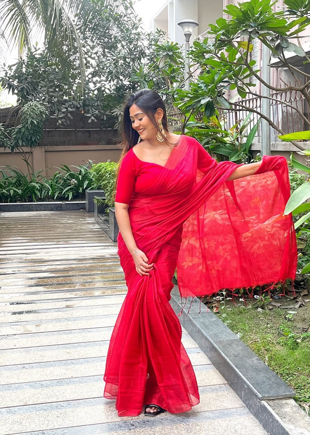 Women Red Tissue Silk Saree - Image 2