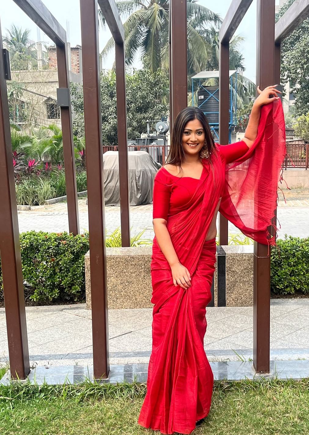 Women Red Tissue Silk Saree - Image 6