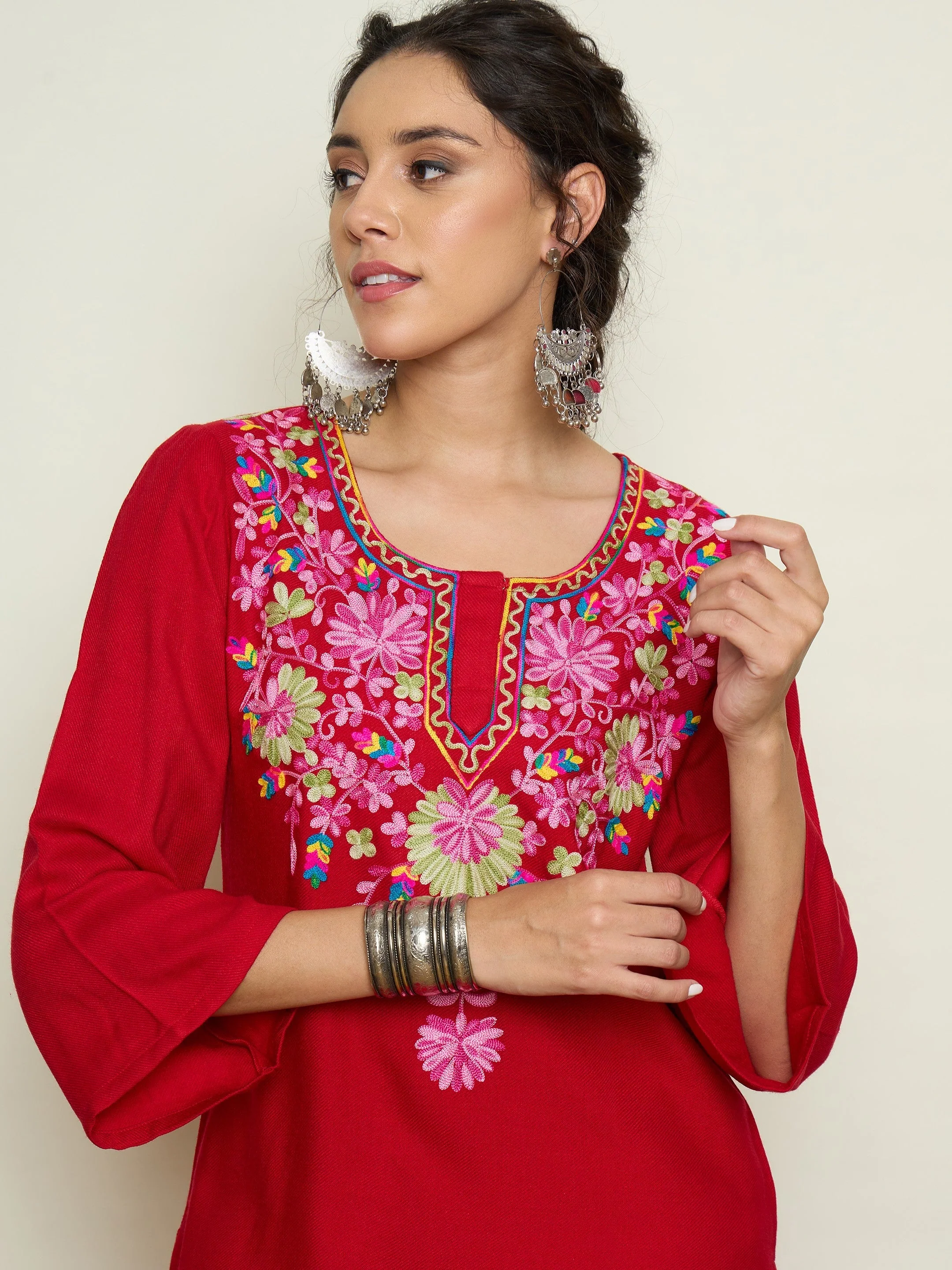 Women Red Woollen Embroidered Round Neck Short Kurta With Pencil Pants - Image 2