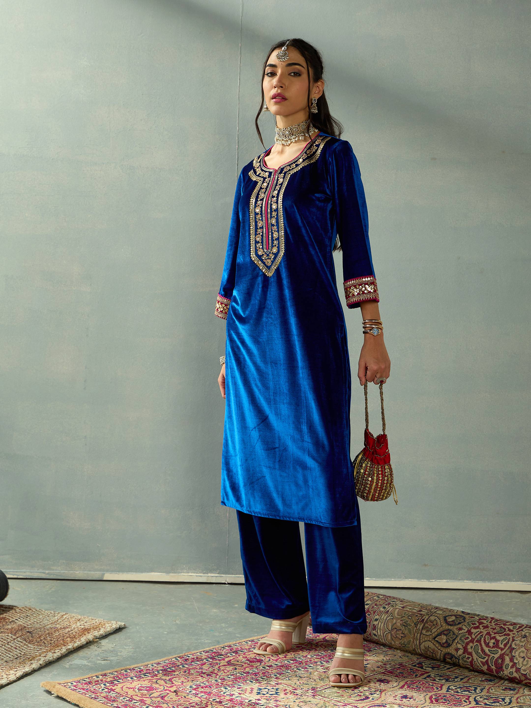 Women Royal Blue Velvet Embroidered Kurta - Image 2