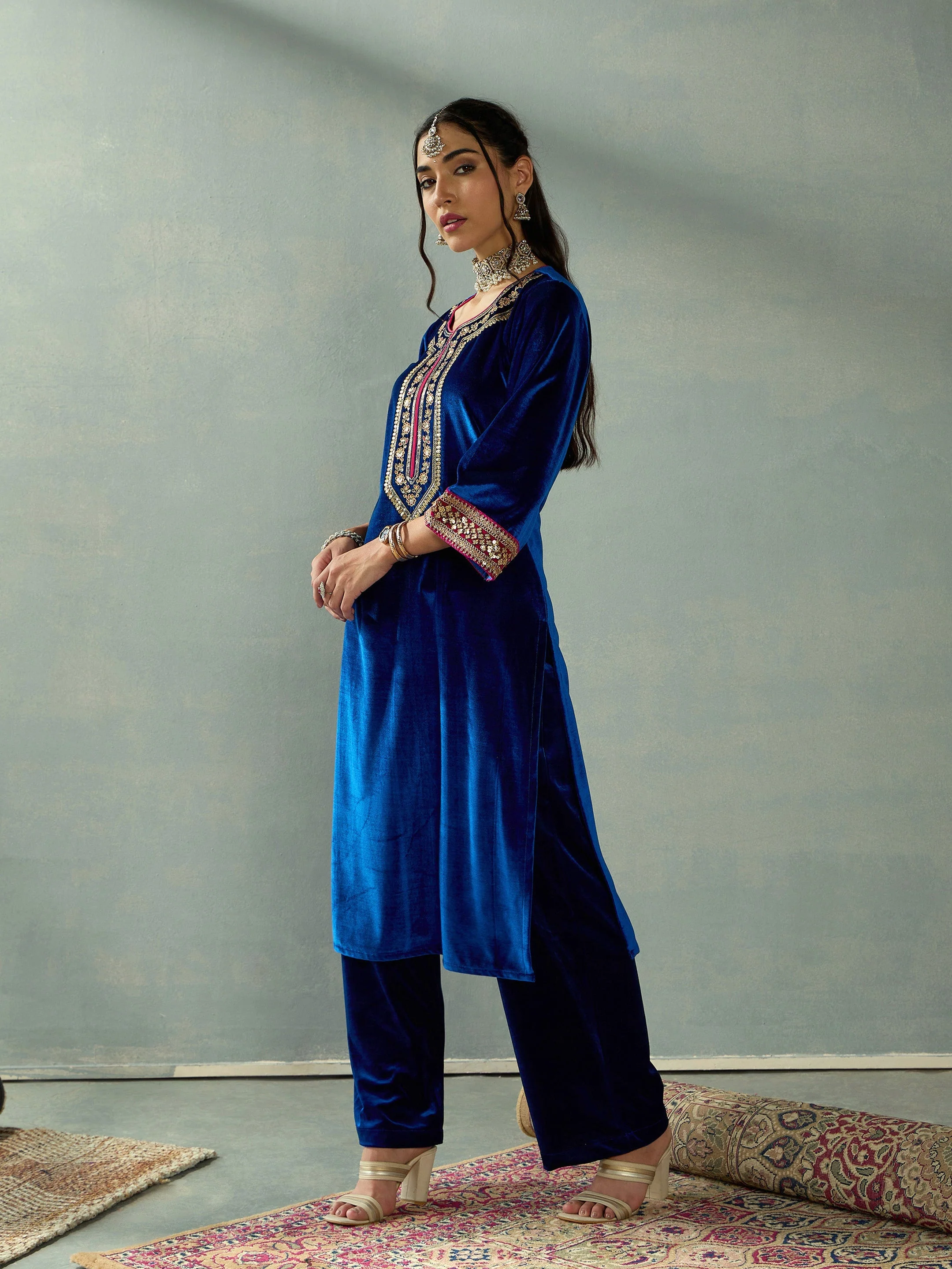 Women Royal Blue Velvet Embroidered Kurta - Image 3