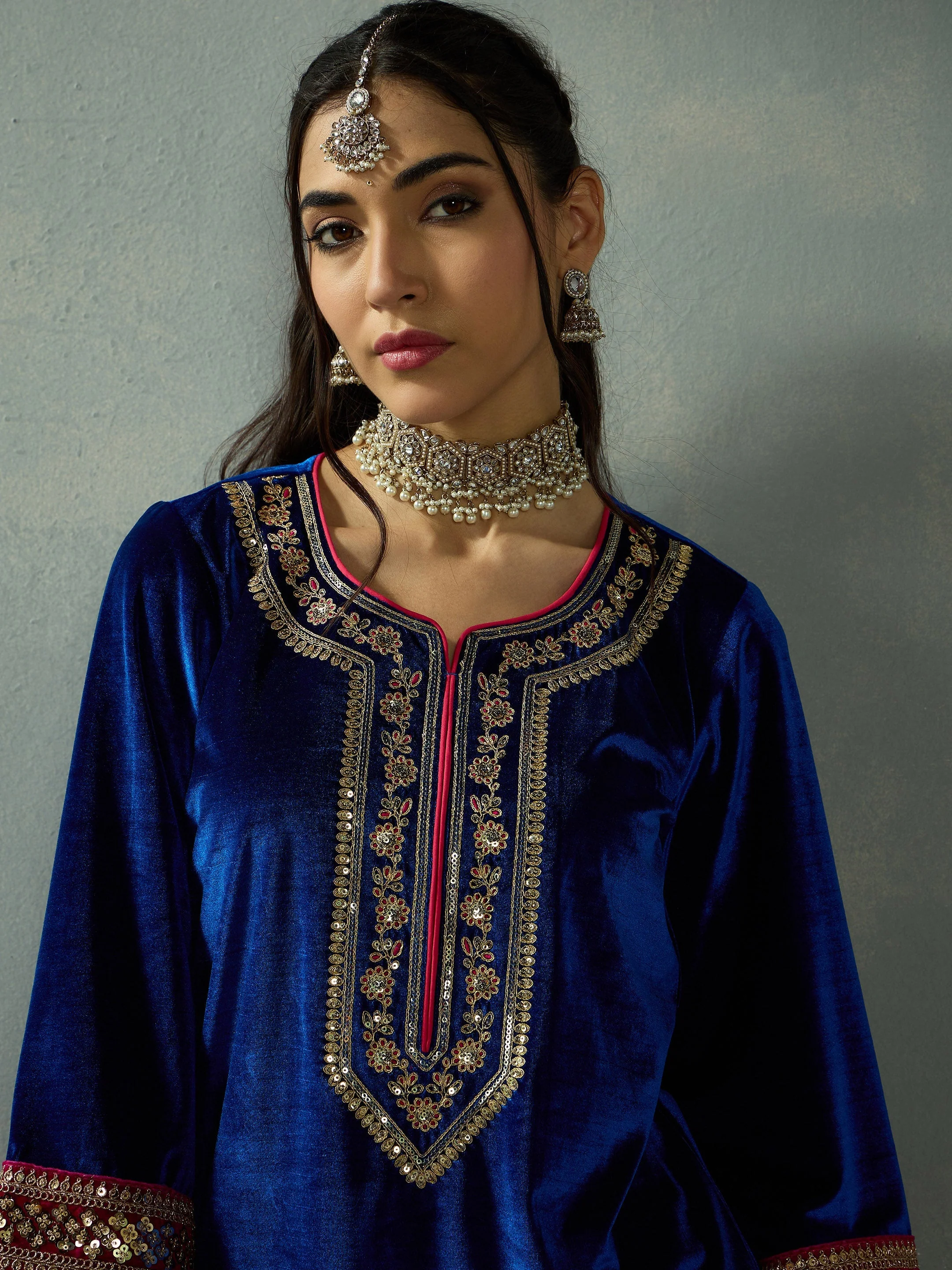 Women Royal Blue Velvet Embroidered Kurta - Image 4