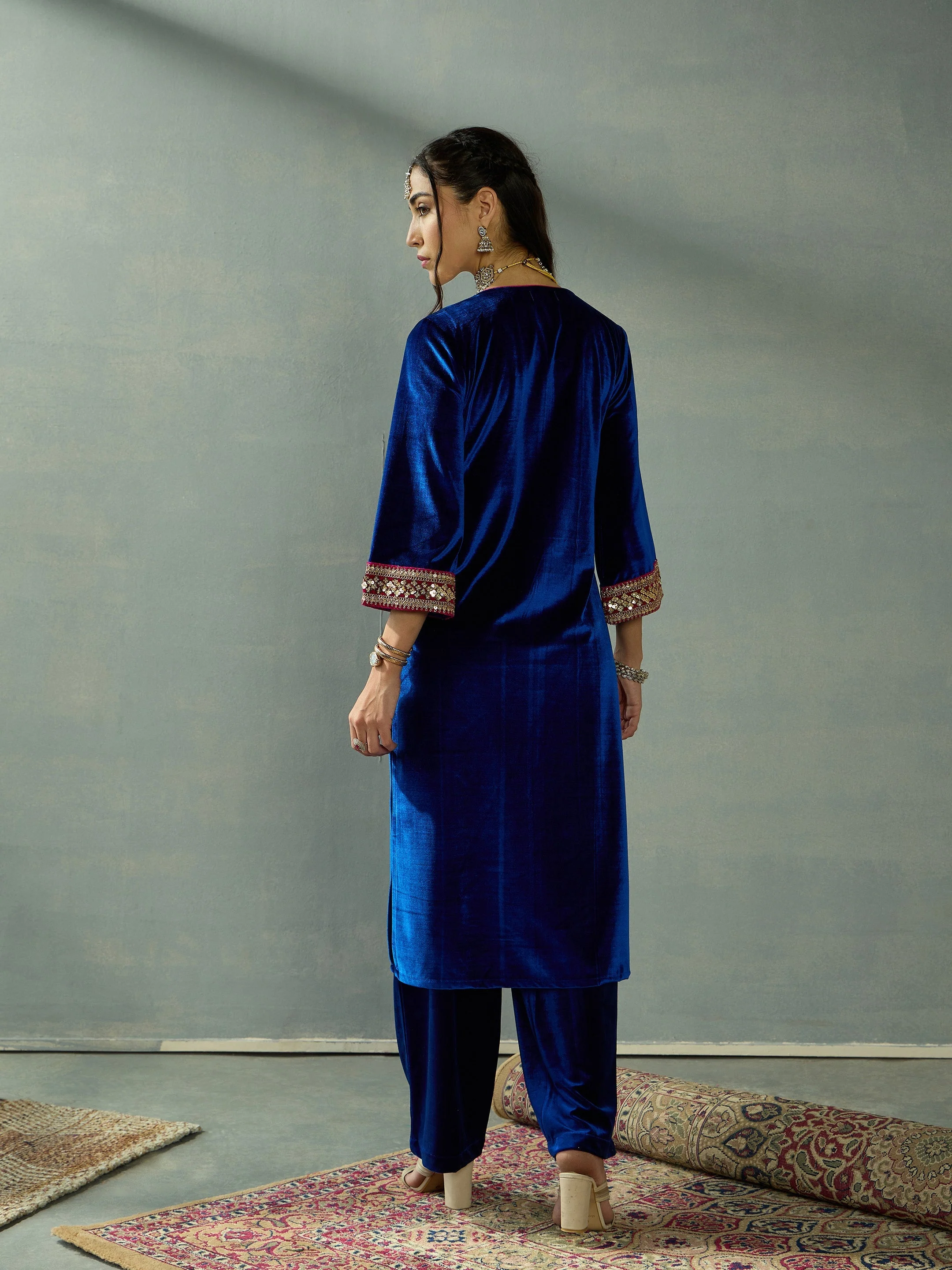 Women Royal Blue Velvet Embroidered Kurta - Image 5