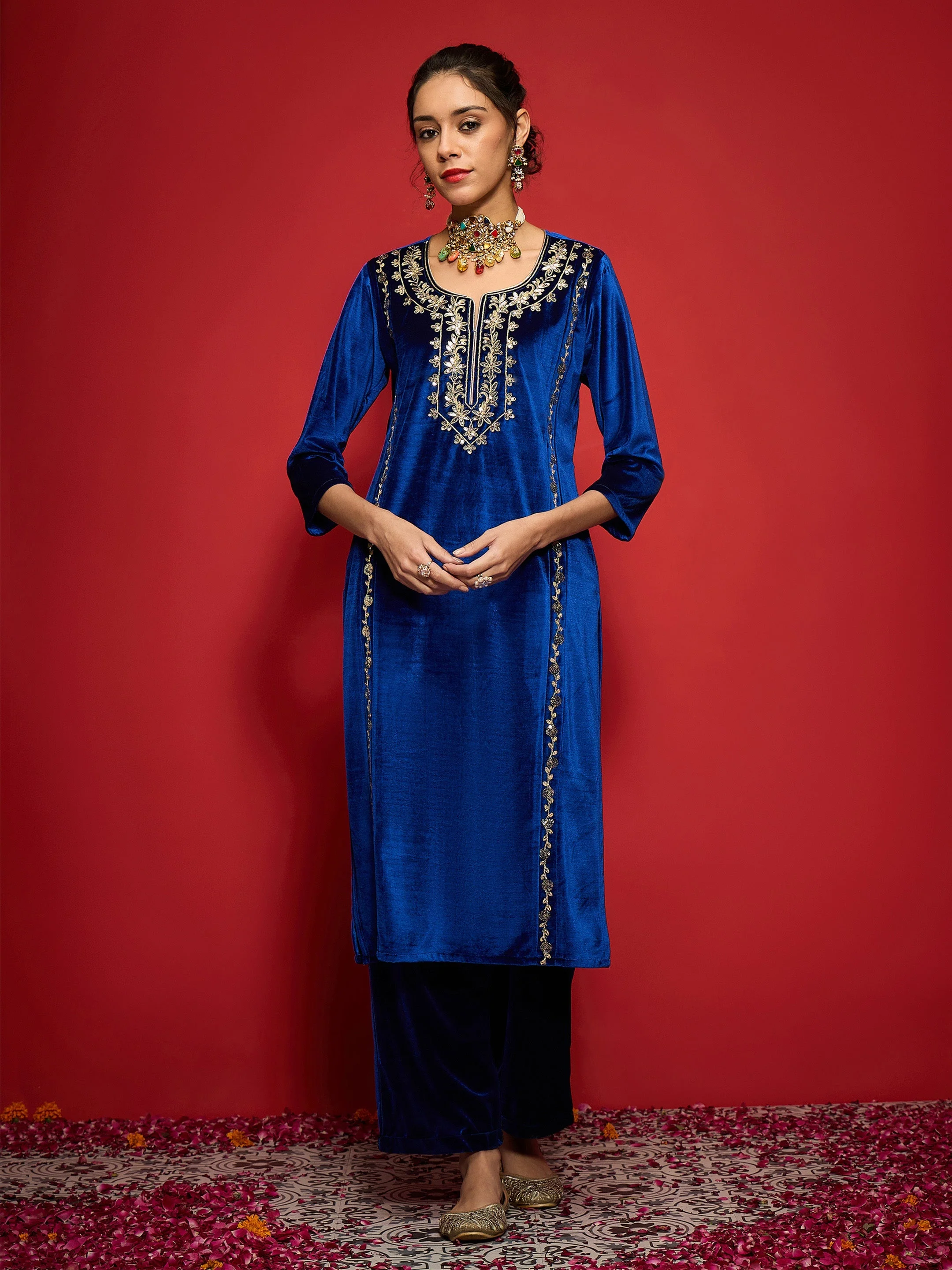 Women Royal Blue Velvet Embroidered Round Neck Kurta - Image 2
