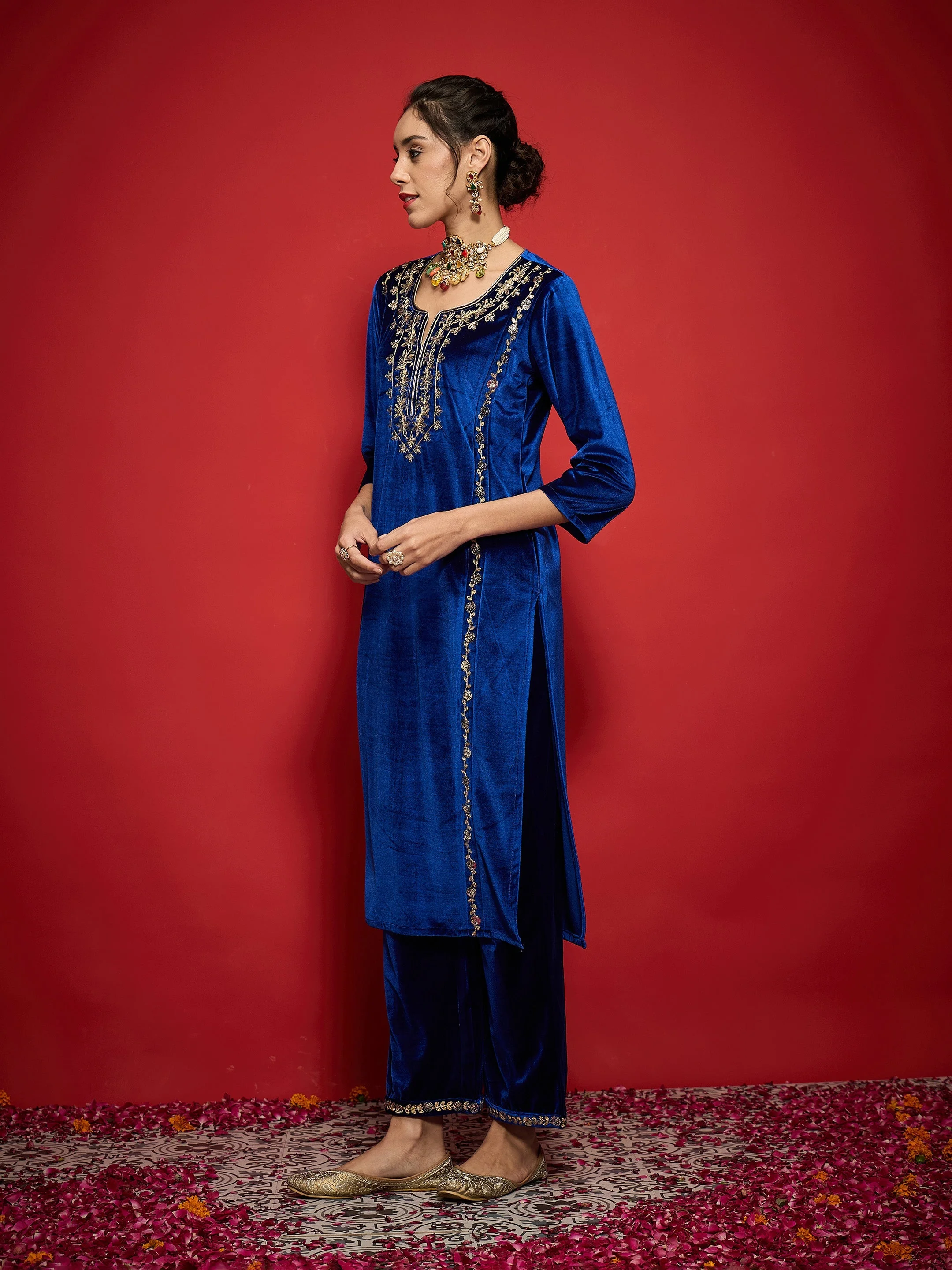 Women Royal Blue Velvet Embroidered Round Neck Kurta - Image 3