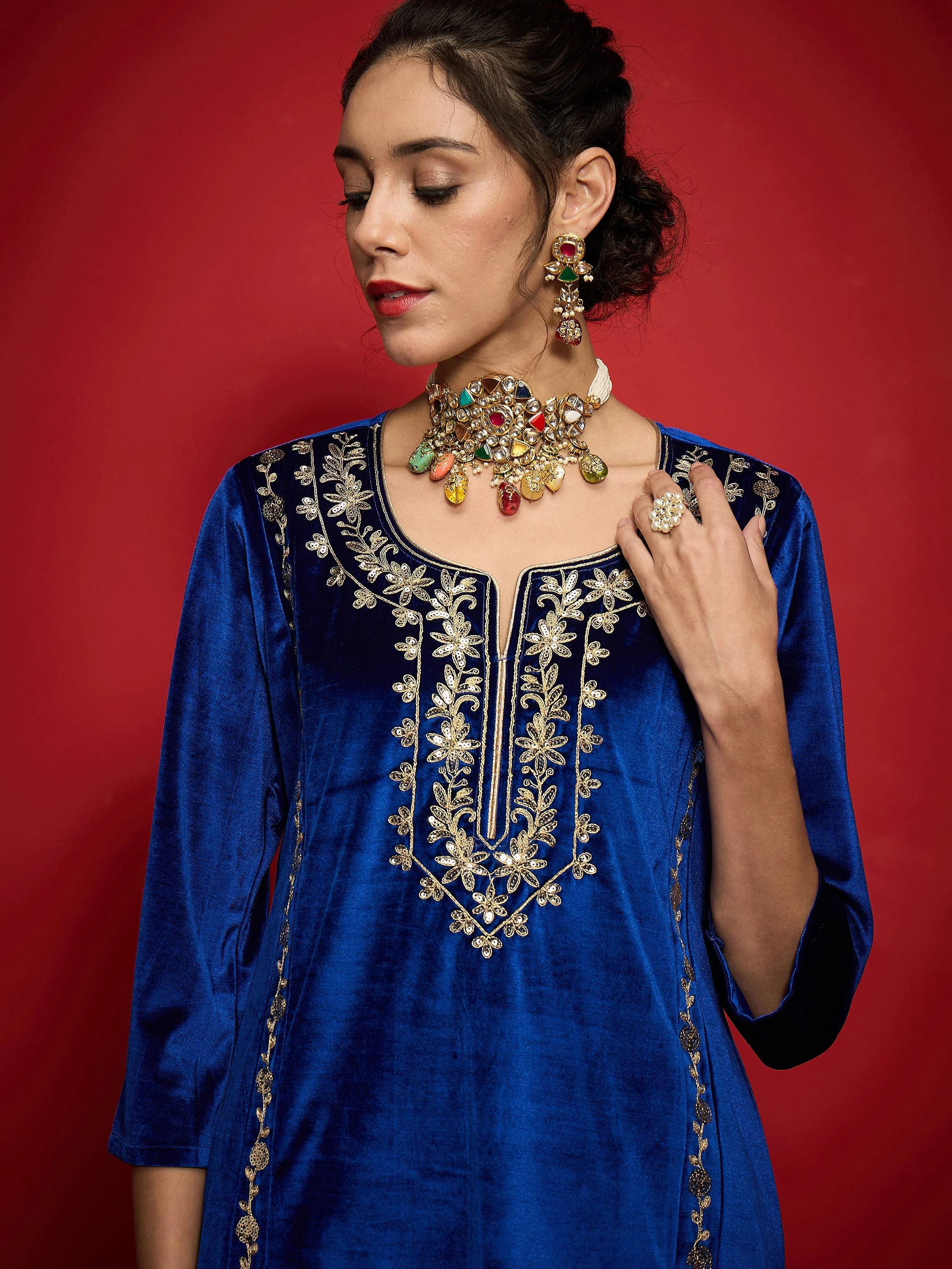 Women Royal Blue Velvet Embroidered Round Neck Kurta - Image 4
