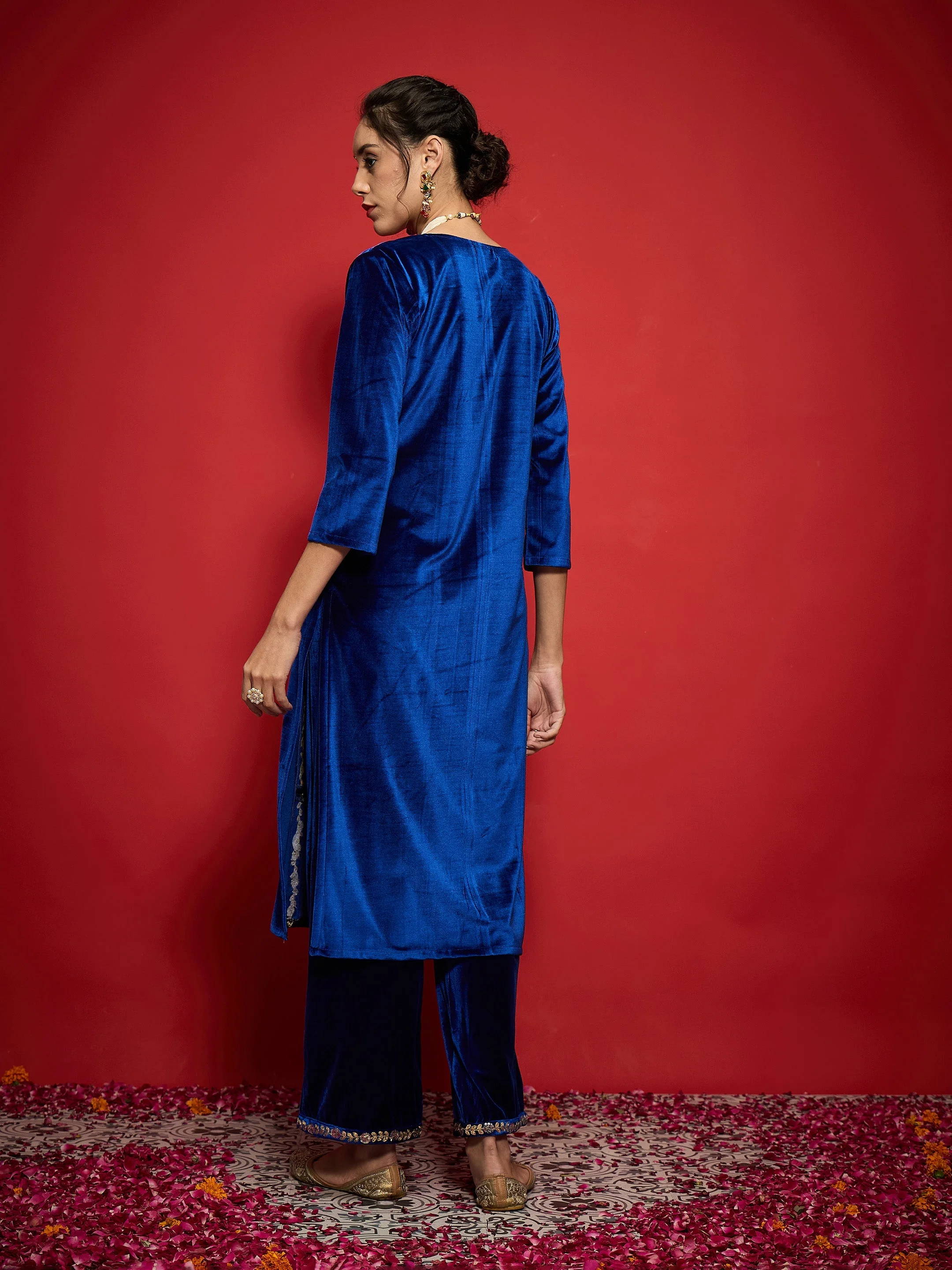Women Royal Blue Velvet Embroidered Round Neck Kurta - Image 5