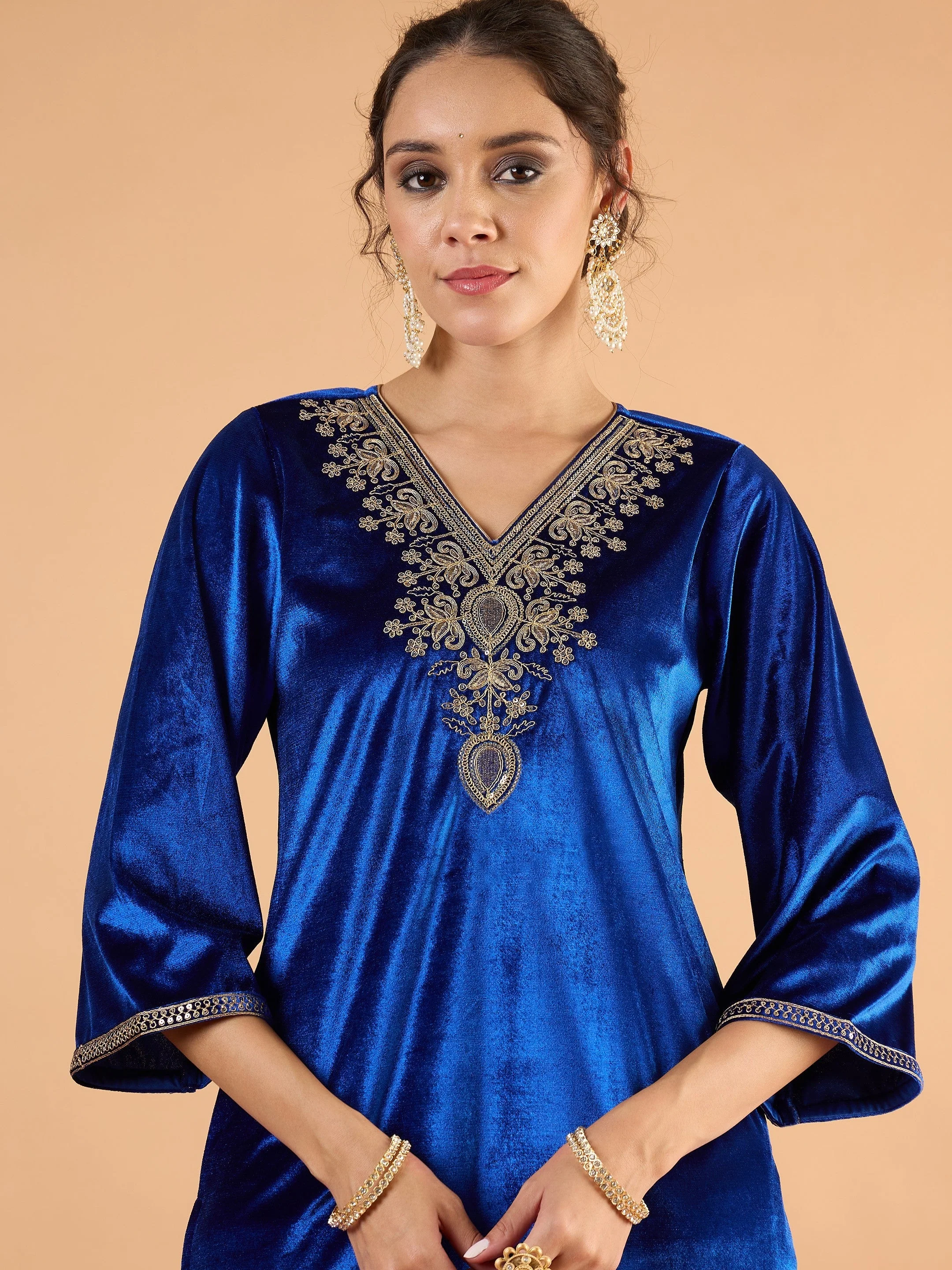 Women Royal Blue Velvet Embroidered Straight Kurta With Pencil Pants - Image 2