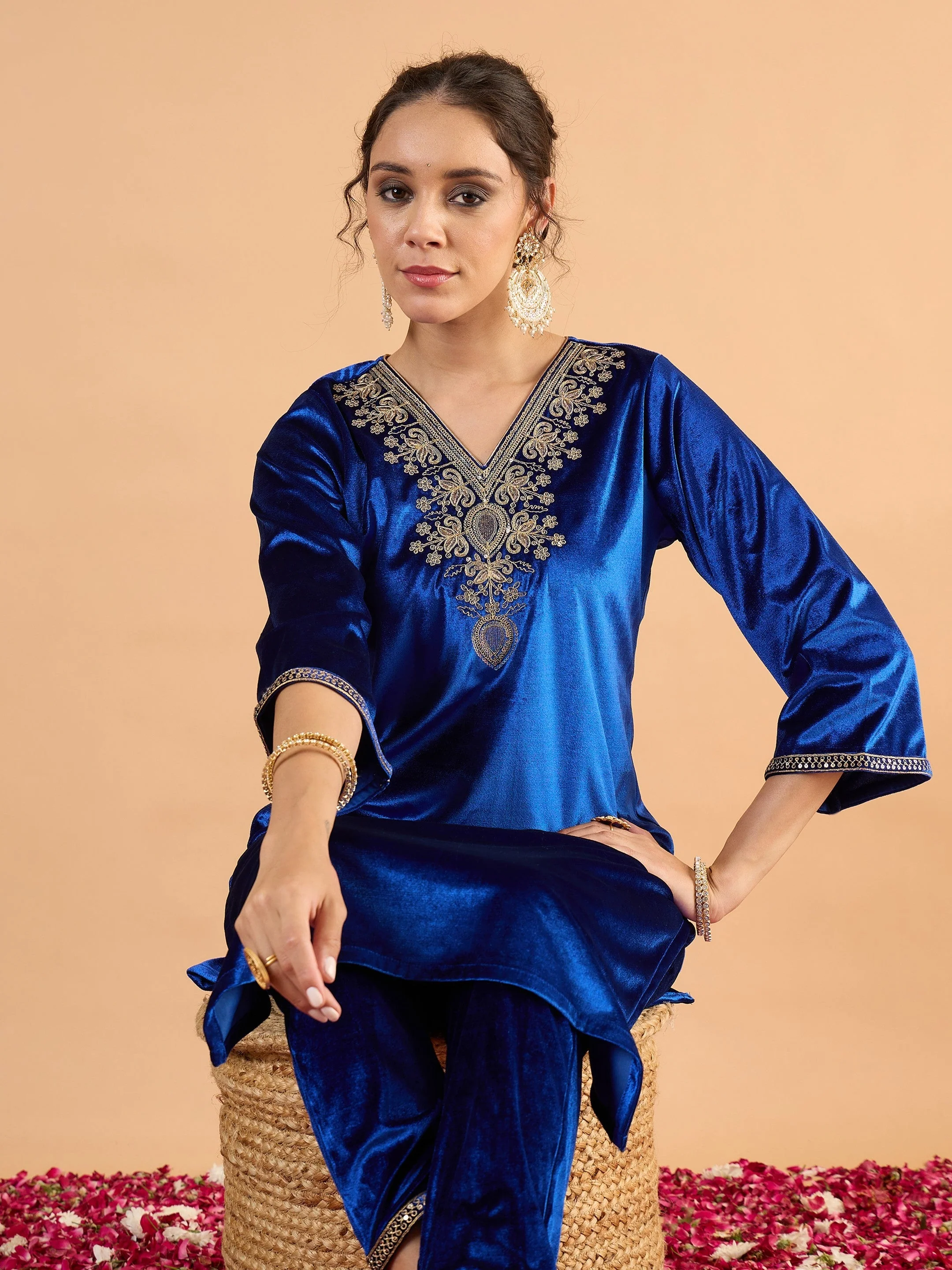 Women Royal Blue Velvet Embroidered Straight Kurta With Pencil Pants - Image 4