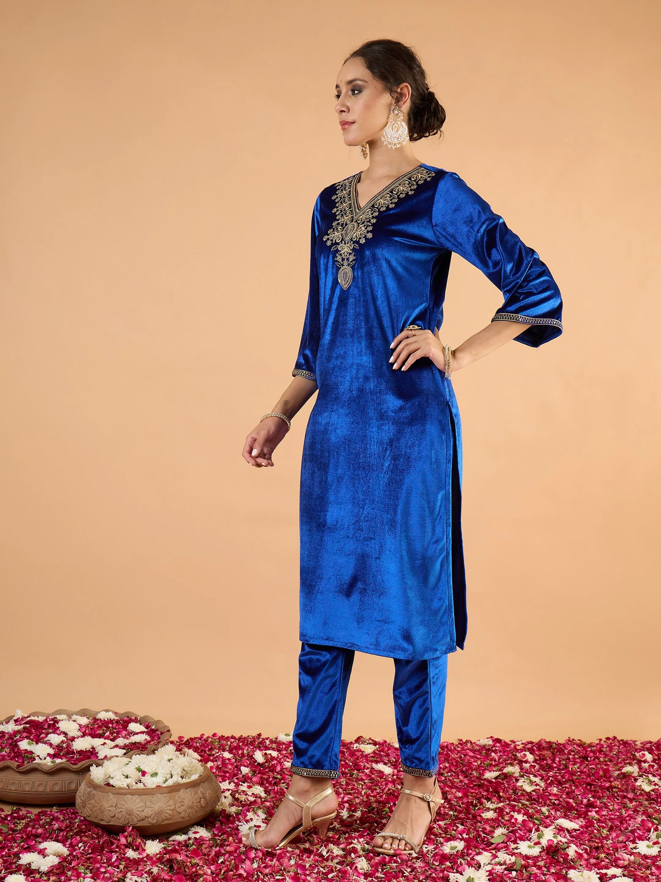 Women Royal Blue Velvet Embroidered Straight Kurta With Pencil Pants - Image 5