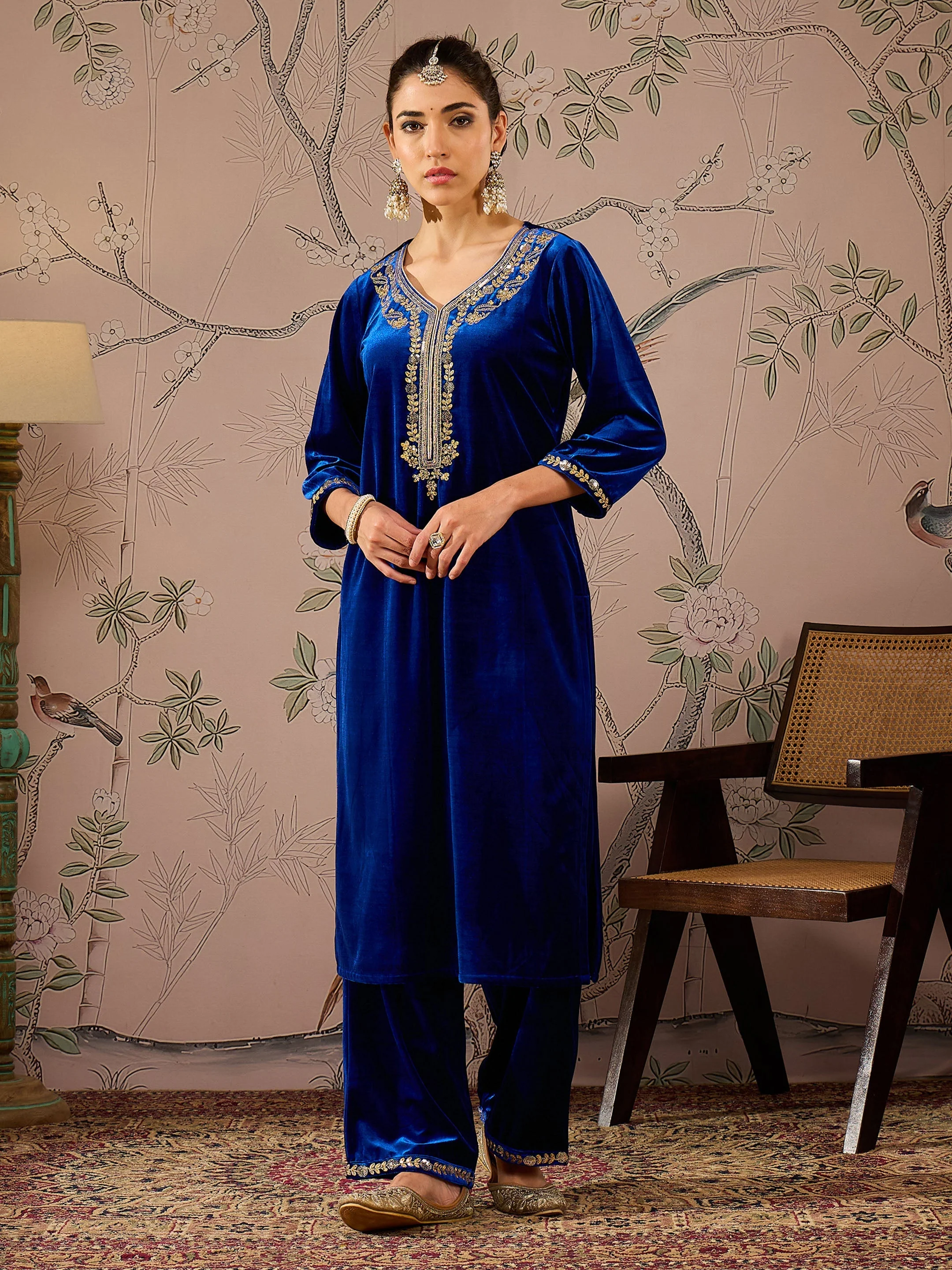 Women Royal Blue Velvet Front Embroidered Straight Kurta - Image 2