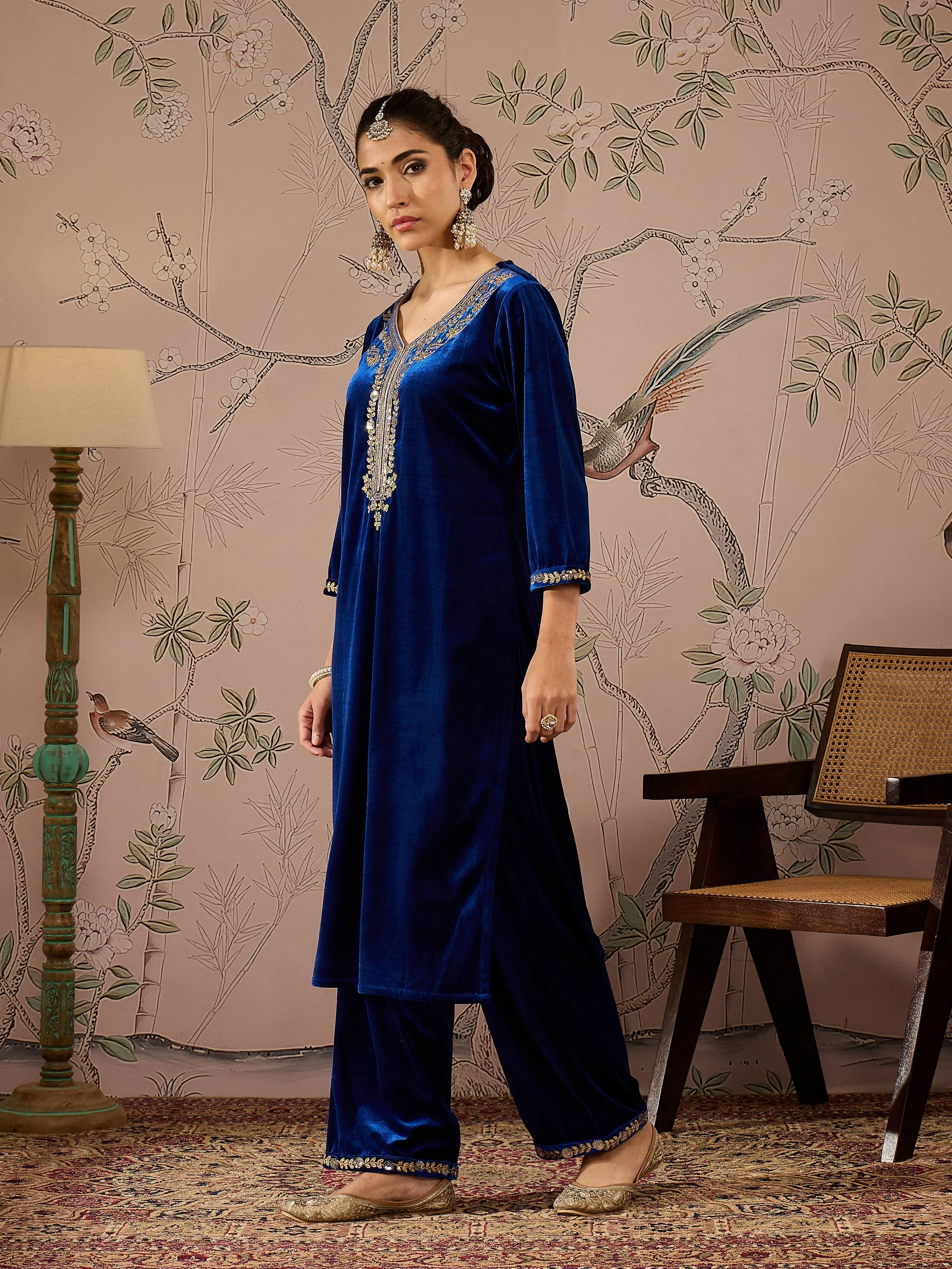 Women Royal Blue Velvet Front Embroidered Straight Kurta - Image 3