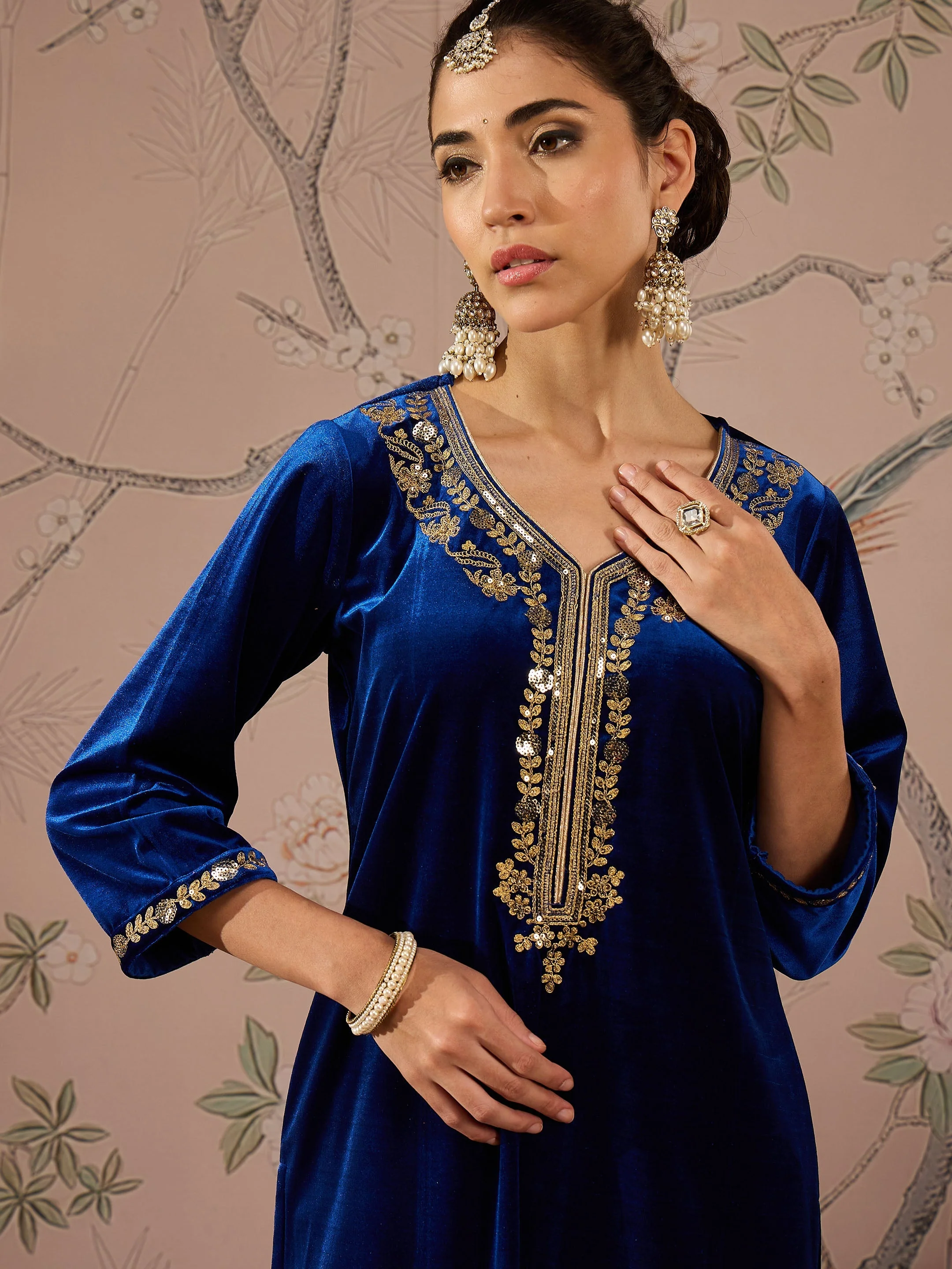 Women Royal Blue Velvet Front Embroidered Straight Kurta - Image 4