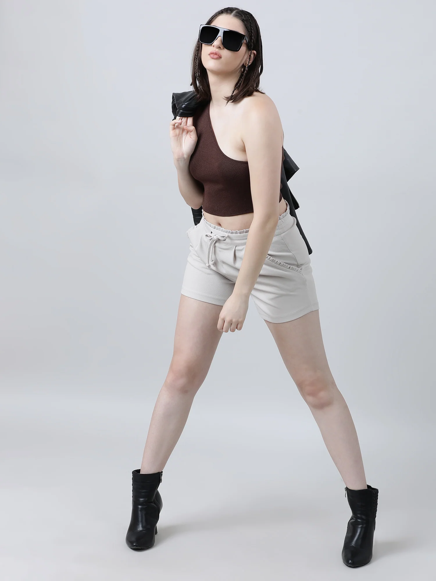 Women Slim Fit Beige Pleated Shorts With Insert Pockets - Image 7