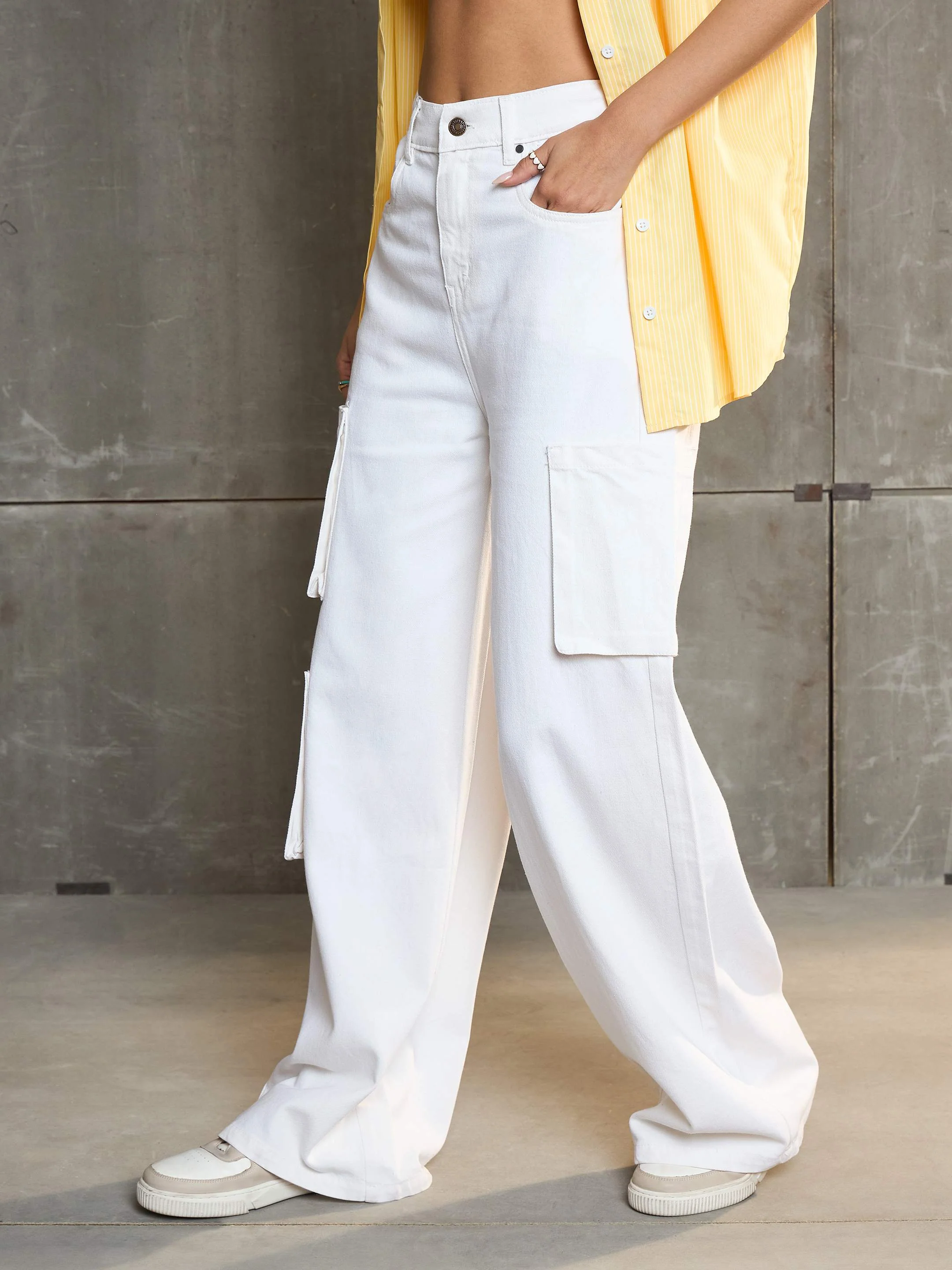 Women White Box Pocket Straight  Jeans - Image 3