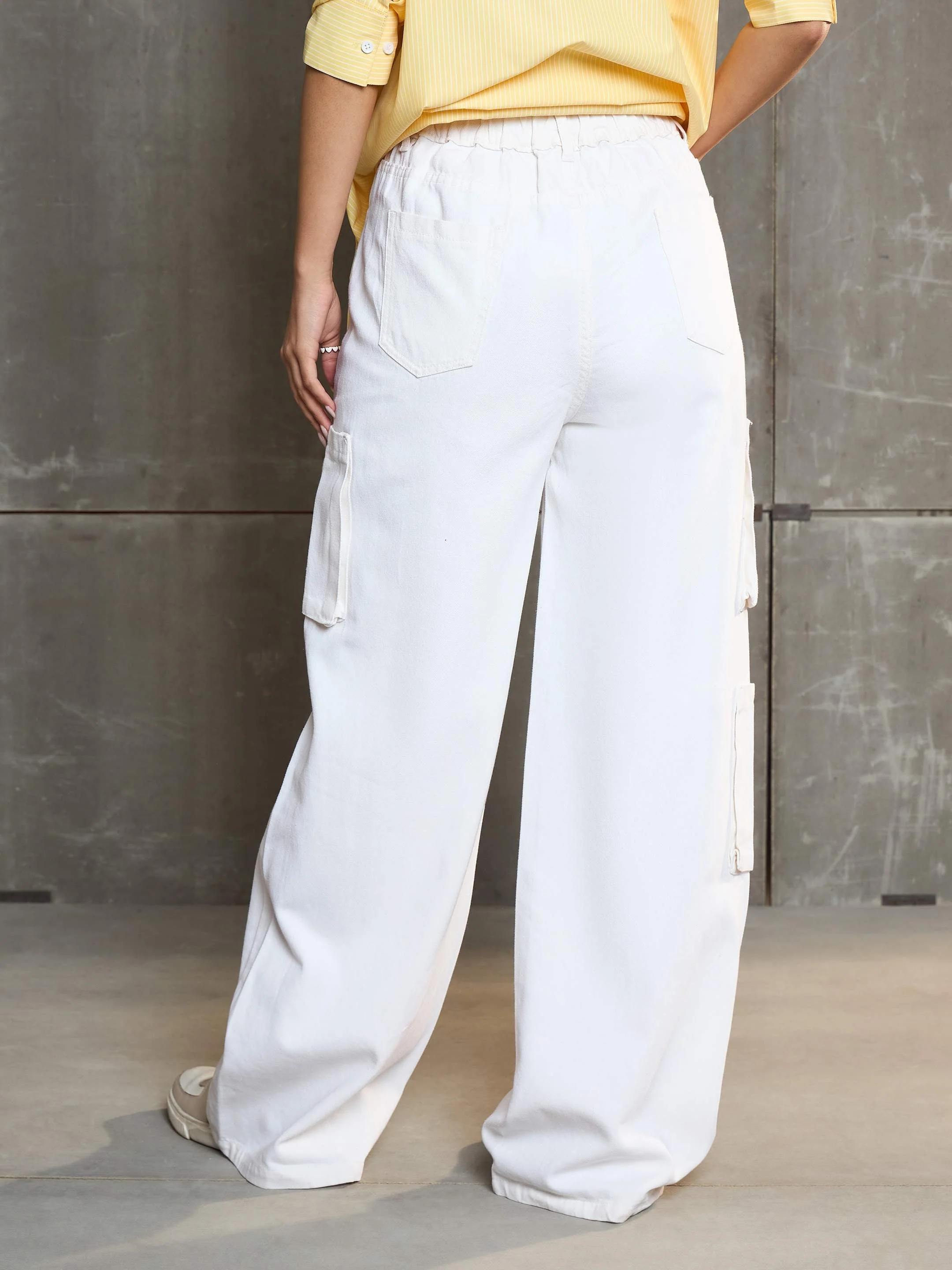 Women White Box Pocket Straight  Jeans - Image 5