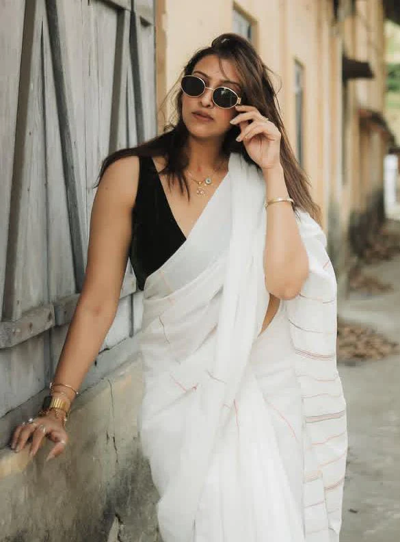 Women White Cotton Check Pallu Saree - Image 2