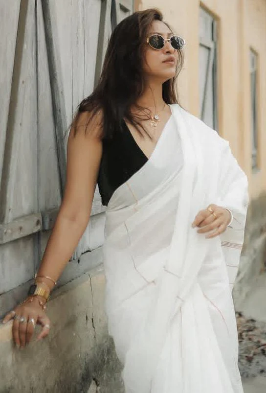 Women White Cotton Check Pallu Saree - Image 4