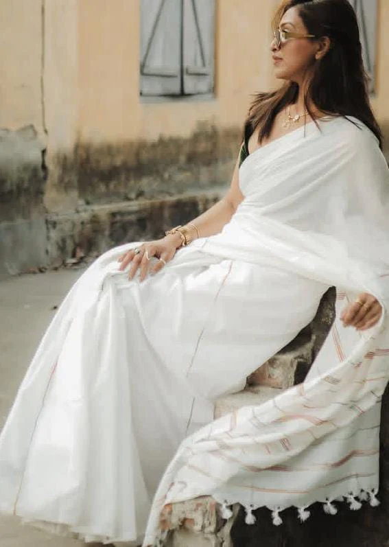 Women White Cotton Check Pallu Saree - Image 5