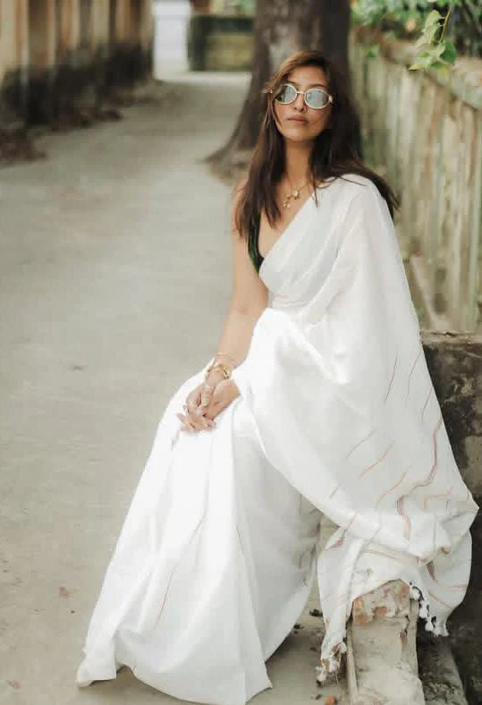 Women White Cotton Check Pallu Saree - Image 6