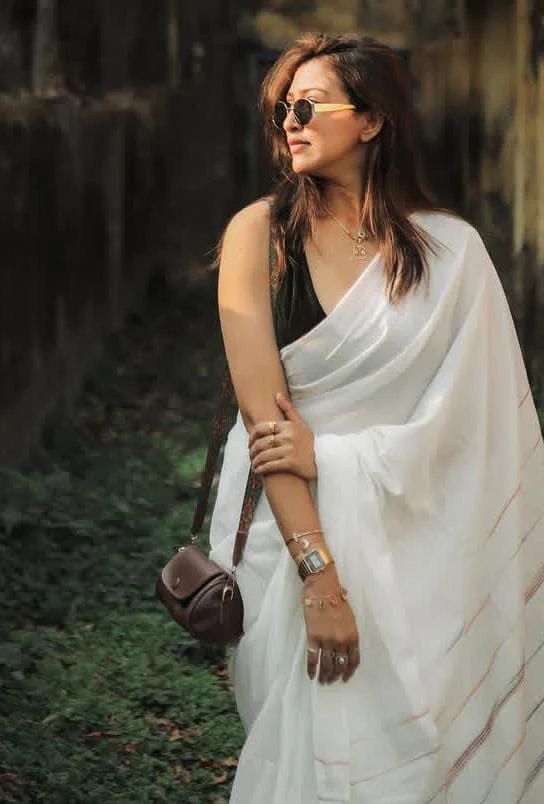Women White Cotton Check Pallu Saree - Image 7