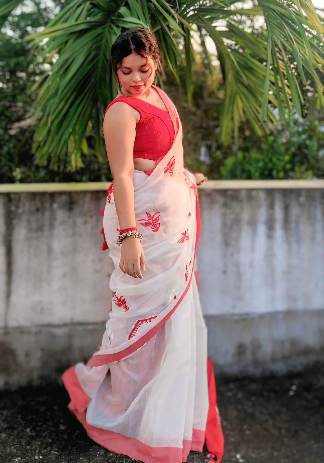 Women White Cotton Silk Saree - Image 2