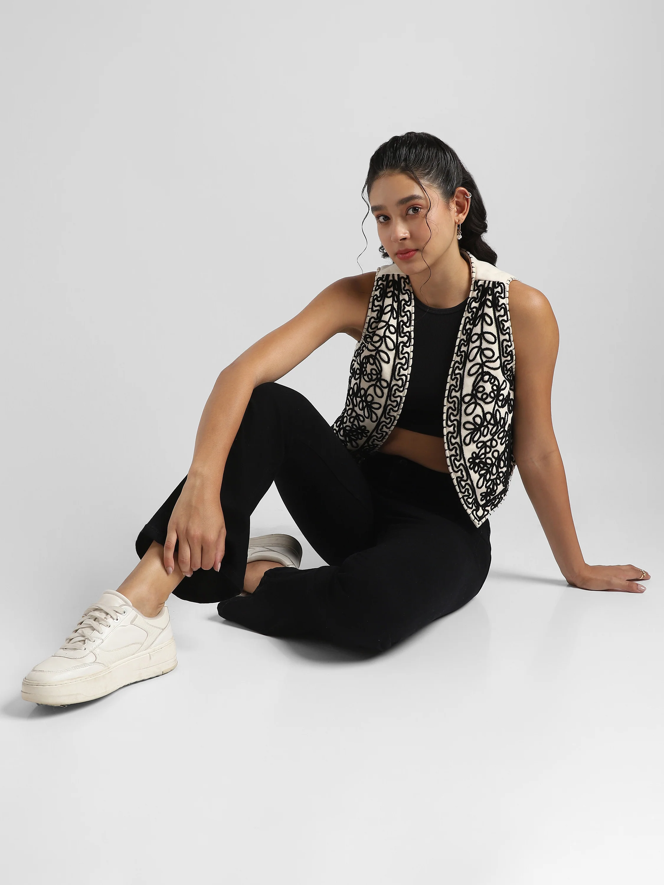 Women White Embroidered Vest Jacket - Image 2