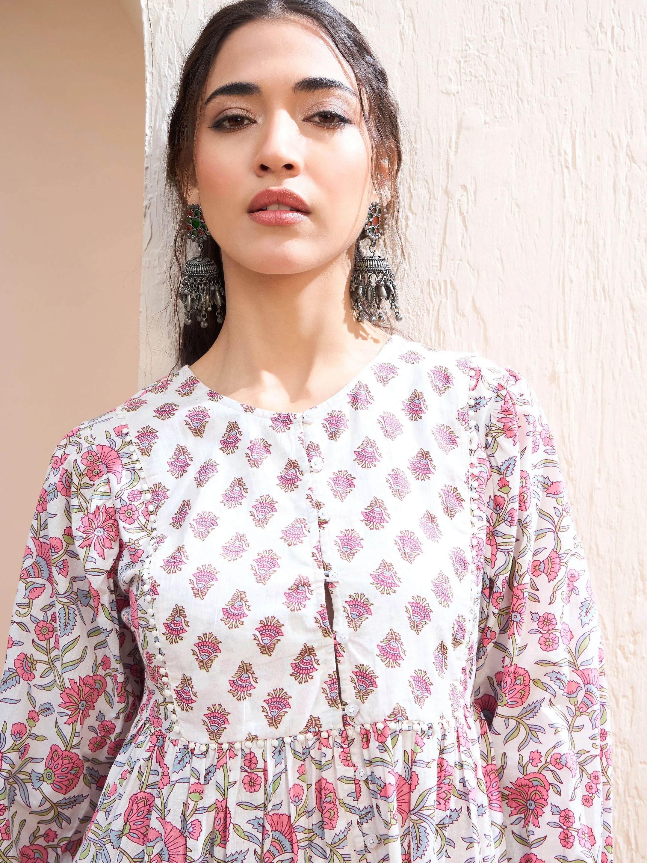 Women White Floral Buttonned Lace Neck Gathered Kurti - Image 4