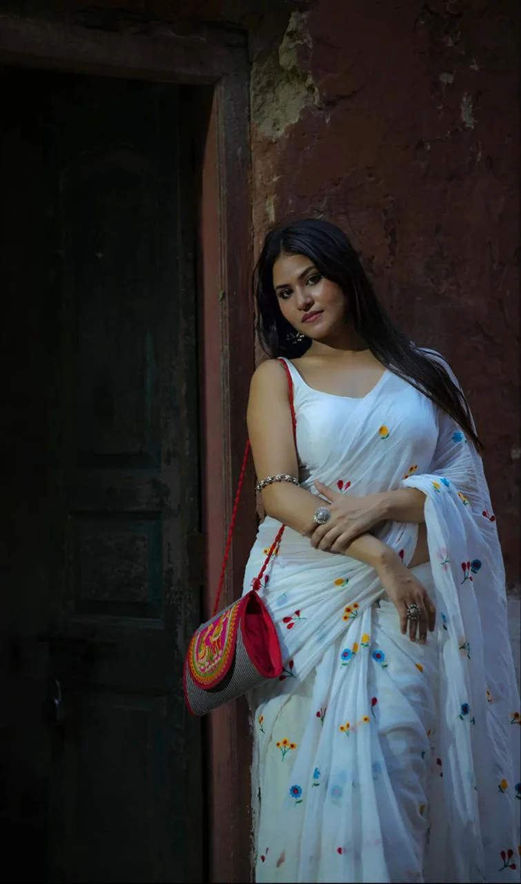 Women White Floral Cotton Saree - Image 2