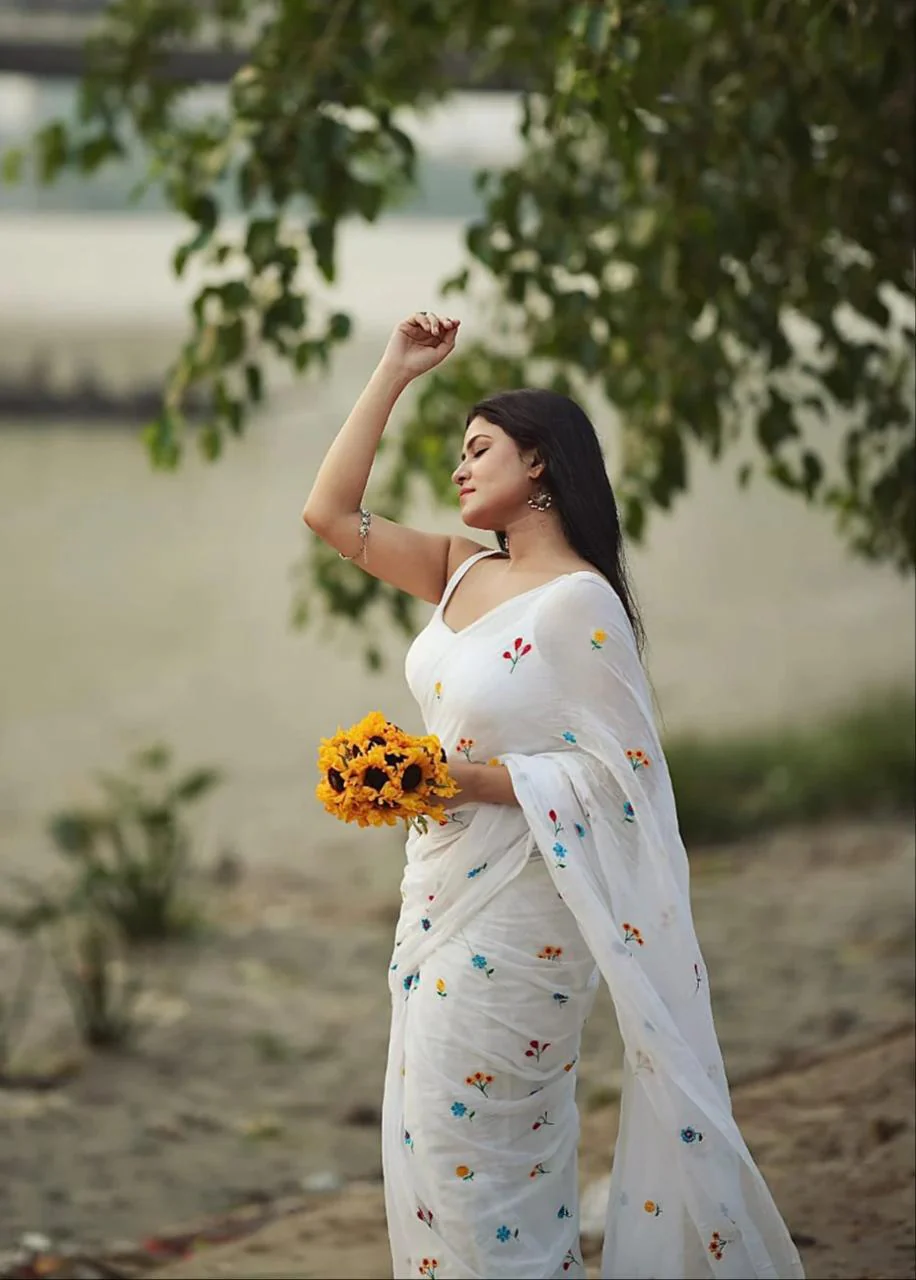 Women White Floral Cotton Saree - Image 5