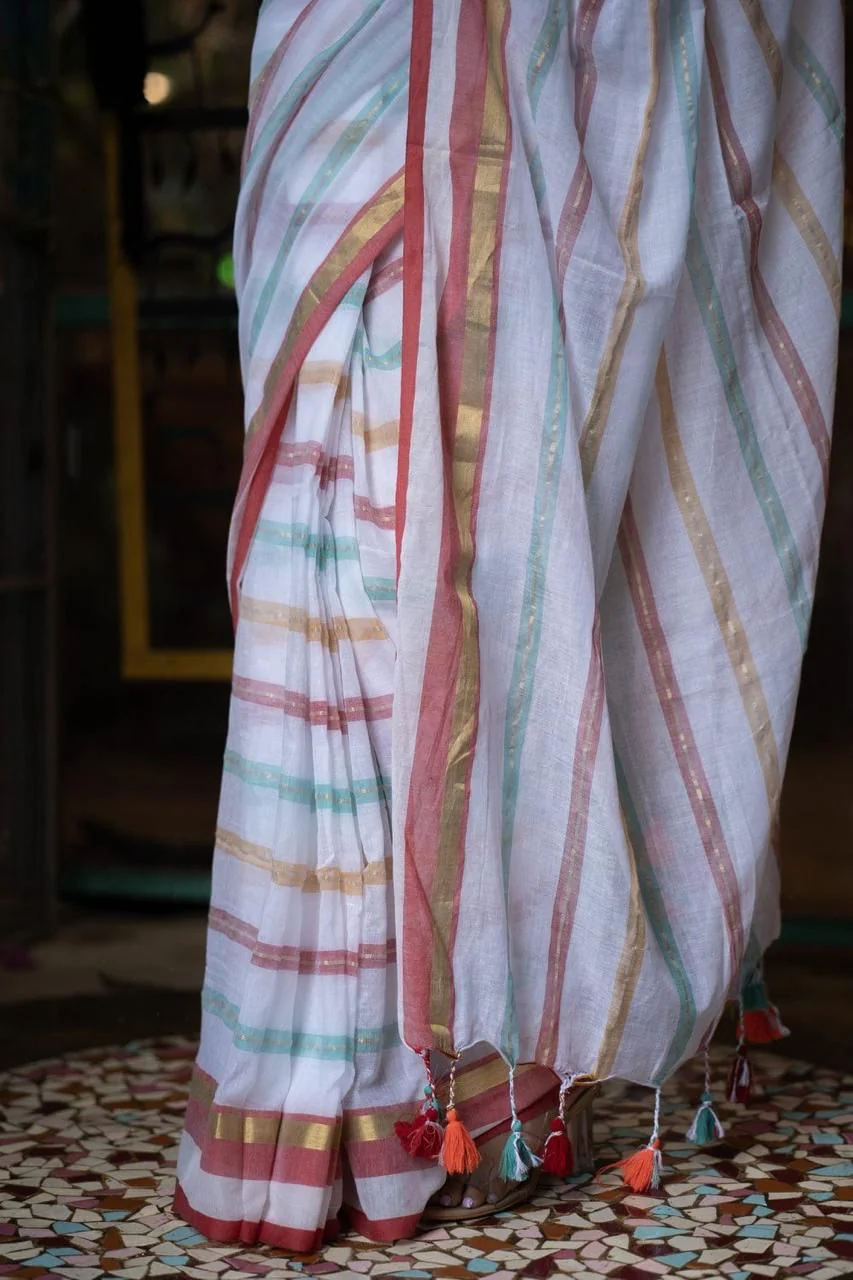 Women White Mul Cotton Stripes Saree - Image 3