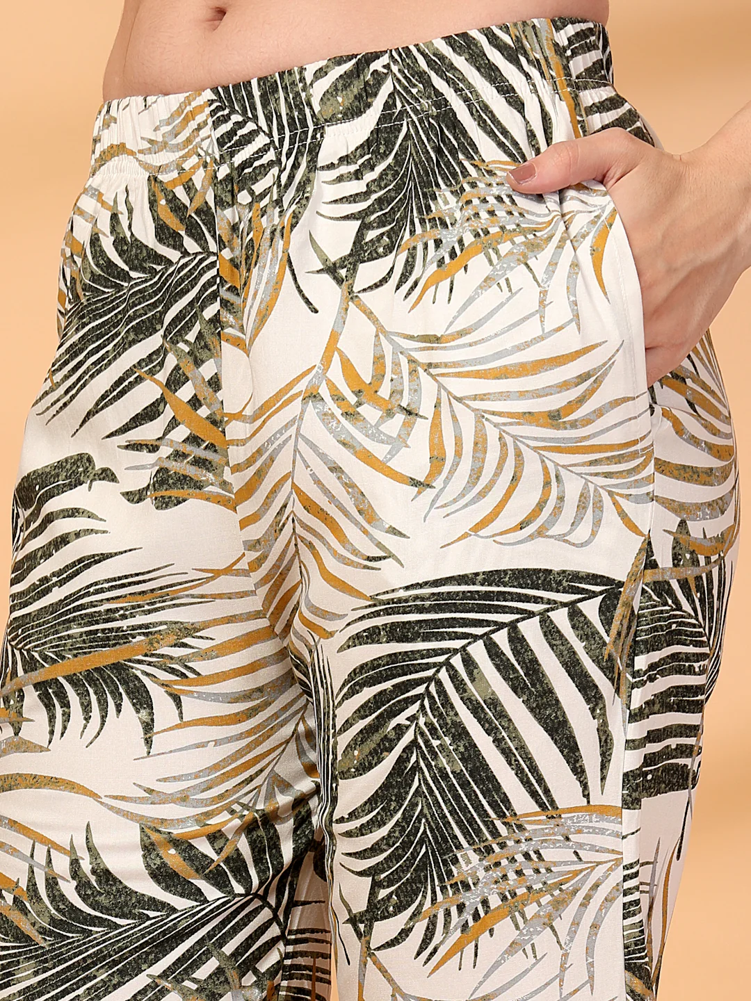 Women White  Printed Co-ords - Image 5
