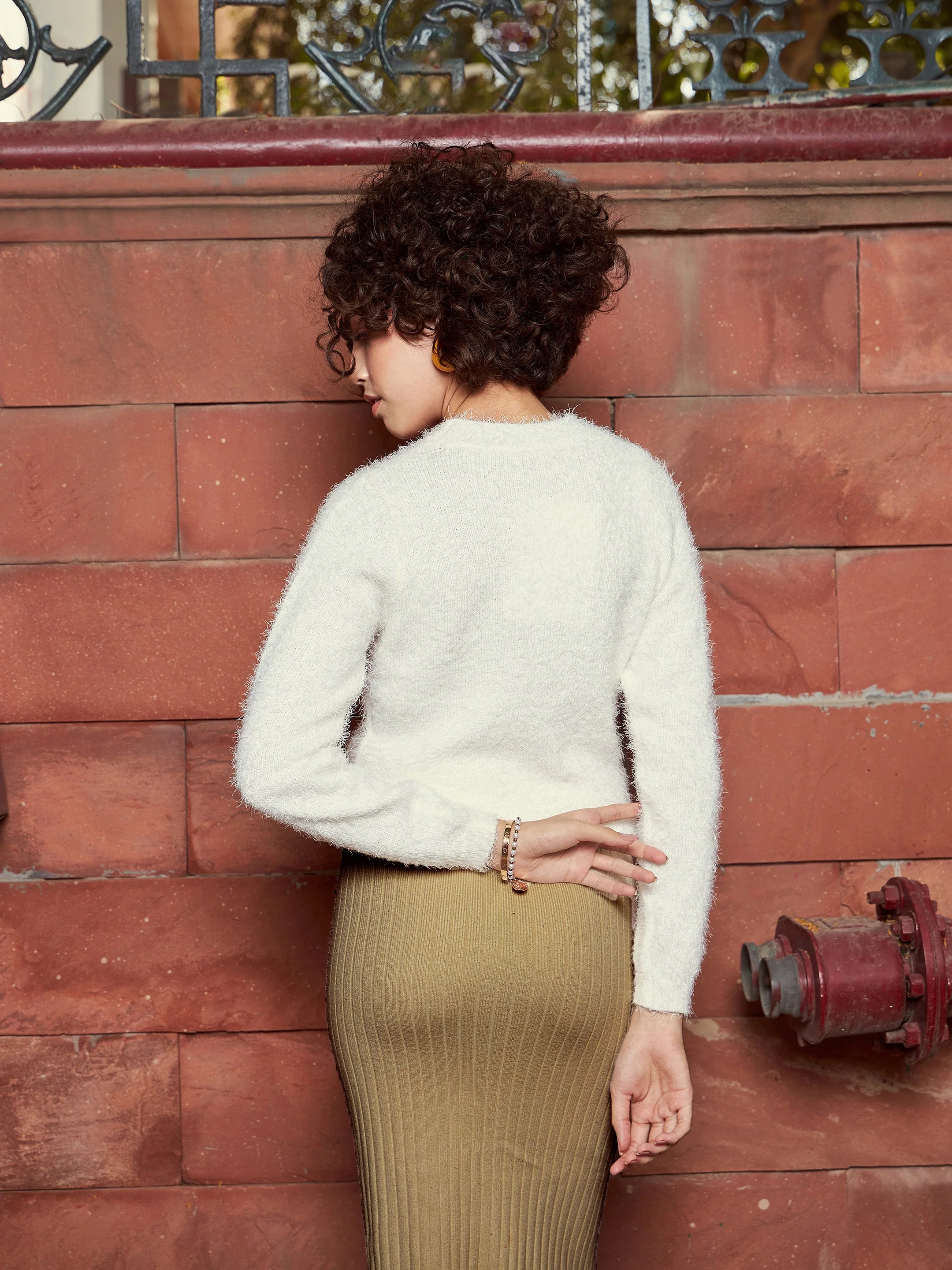 Women White Round Neck Hairy Fur Pullover Sweater - Image 5