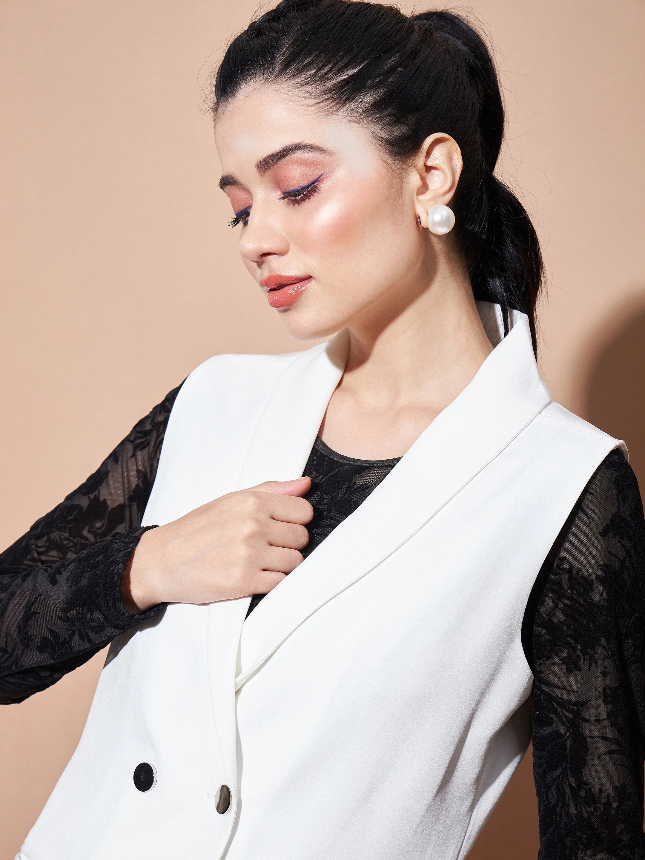 Women White Show Pocket Sleeveless Longline Blazer - Image 3