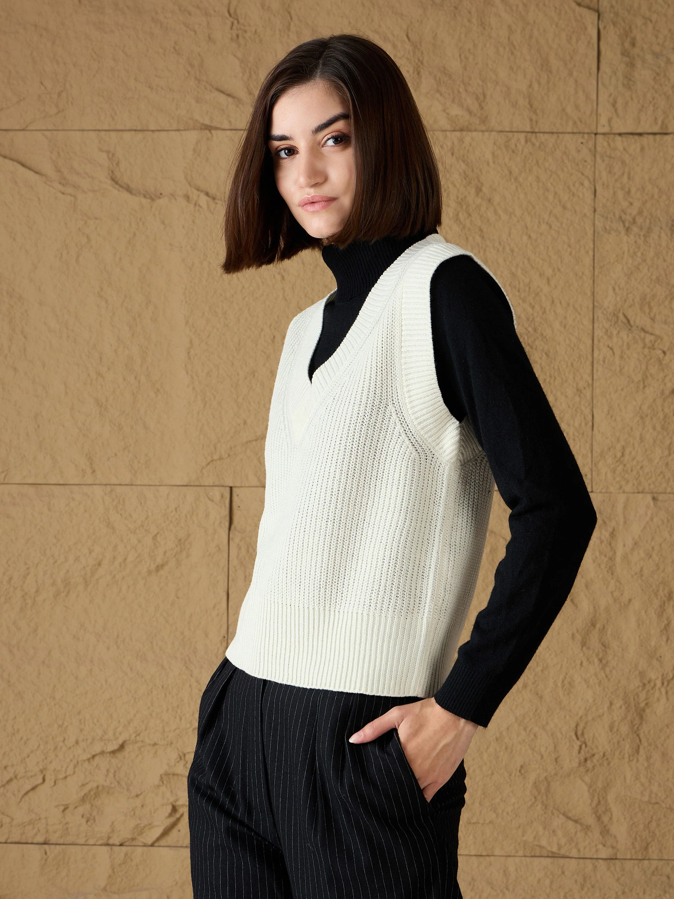 Women White Solid V-Neck Sweater Vest - Image 3