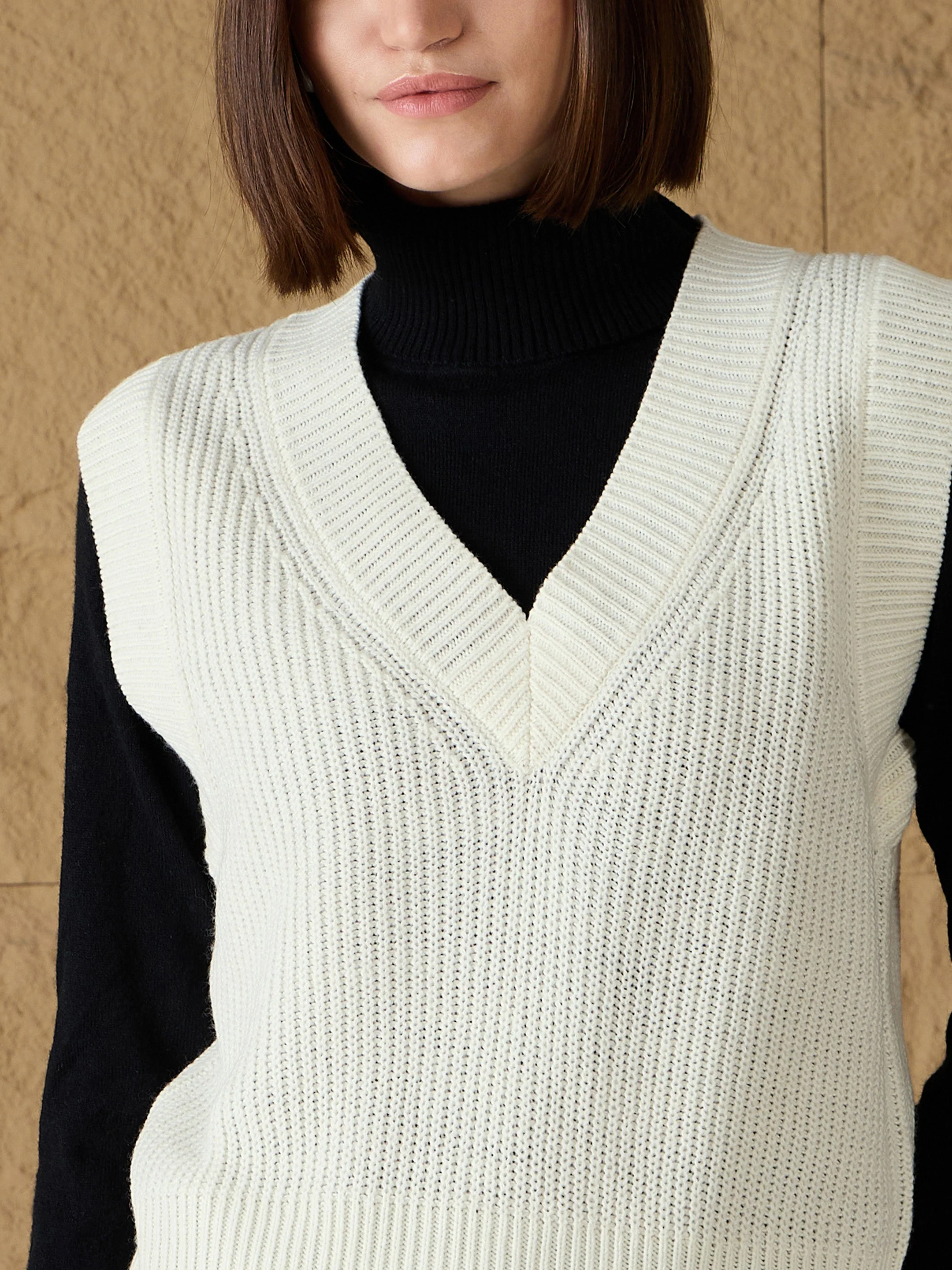 Women White Solid V-Neck Sweater Vest - Image 4