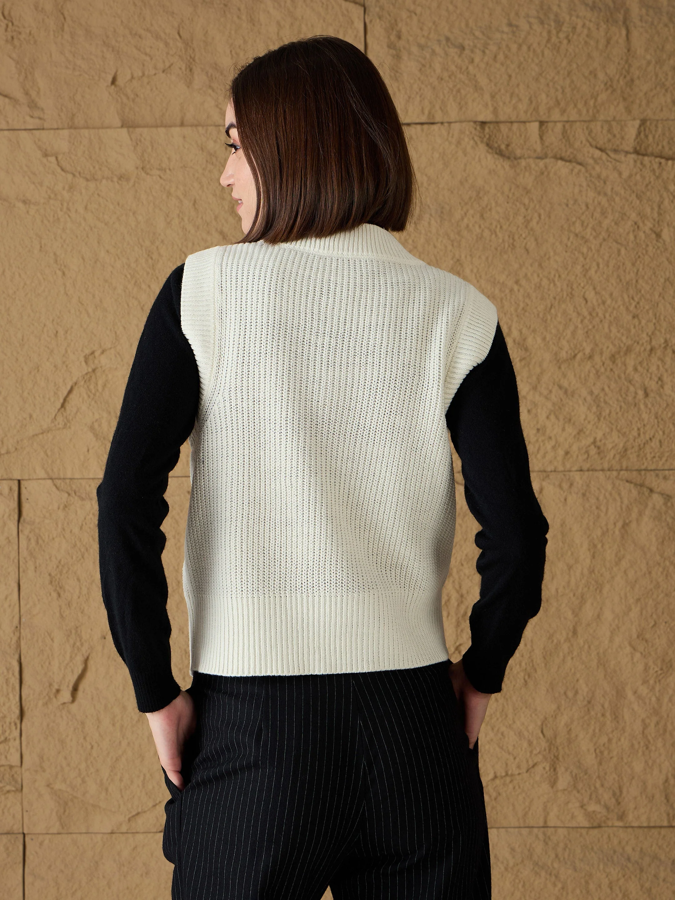 Women White Solid V-Neck Sweater Vest - Image 5