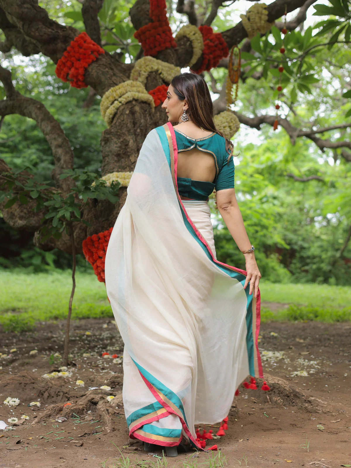 Women White Try Color Mul Cotton Saree - Image 2