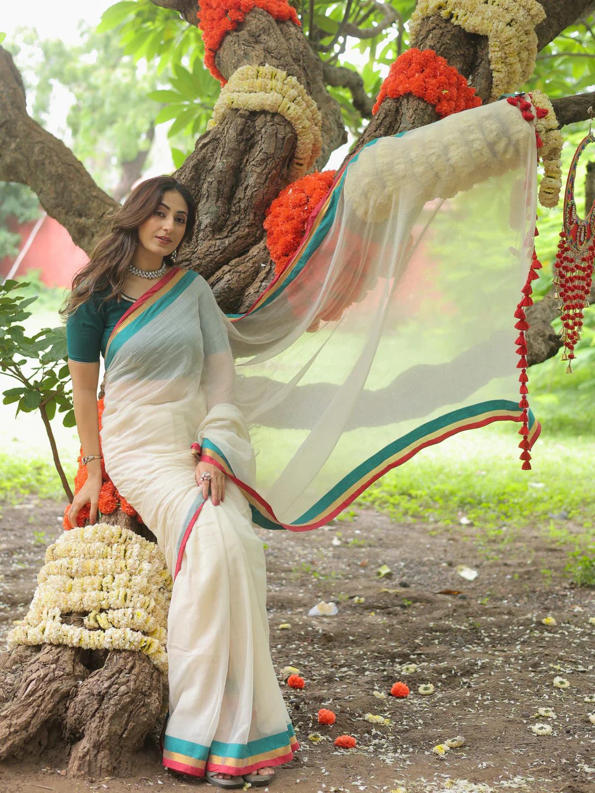 Women White Try Color Mul Cotton Saree - Image 5