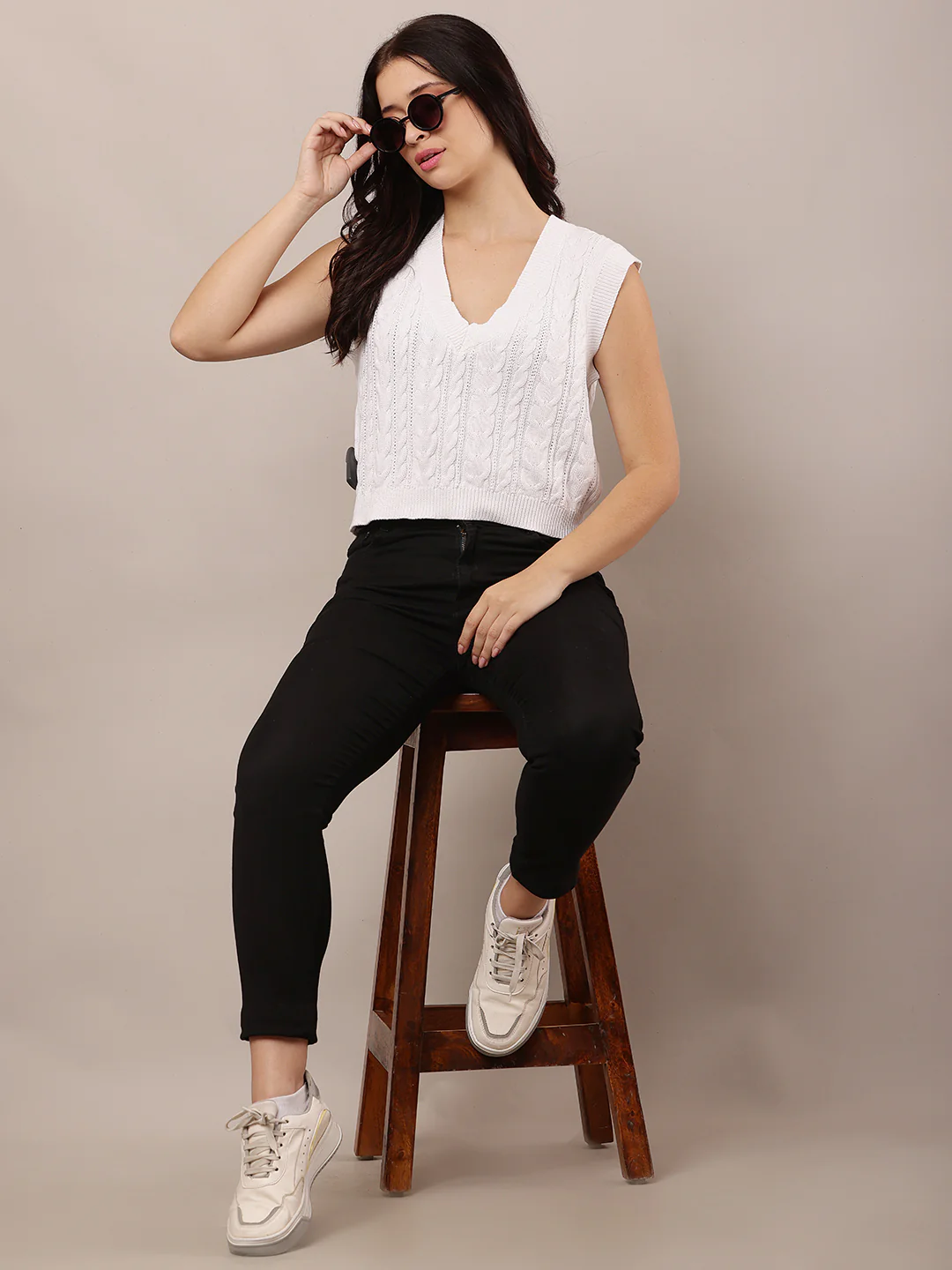 Women White V-Neck Sleeveless Knitted Sweater - Image 3
