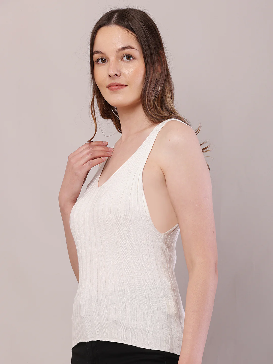 Women white viscose V-neck sleeveless crop top - Image 2