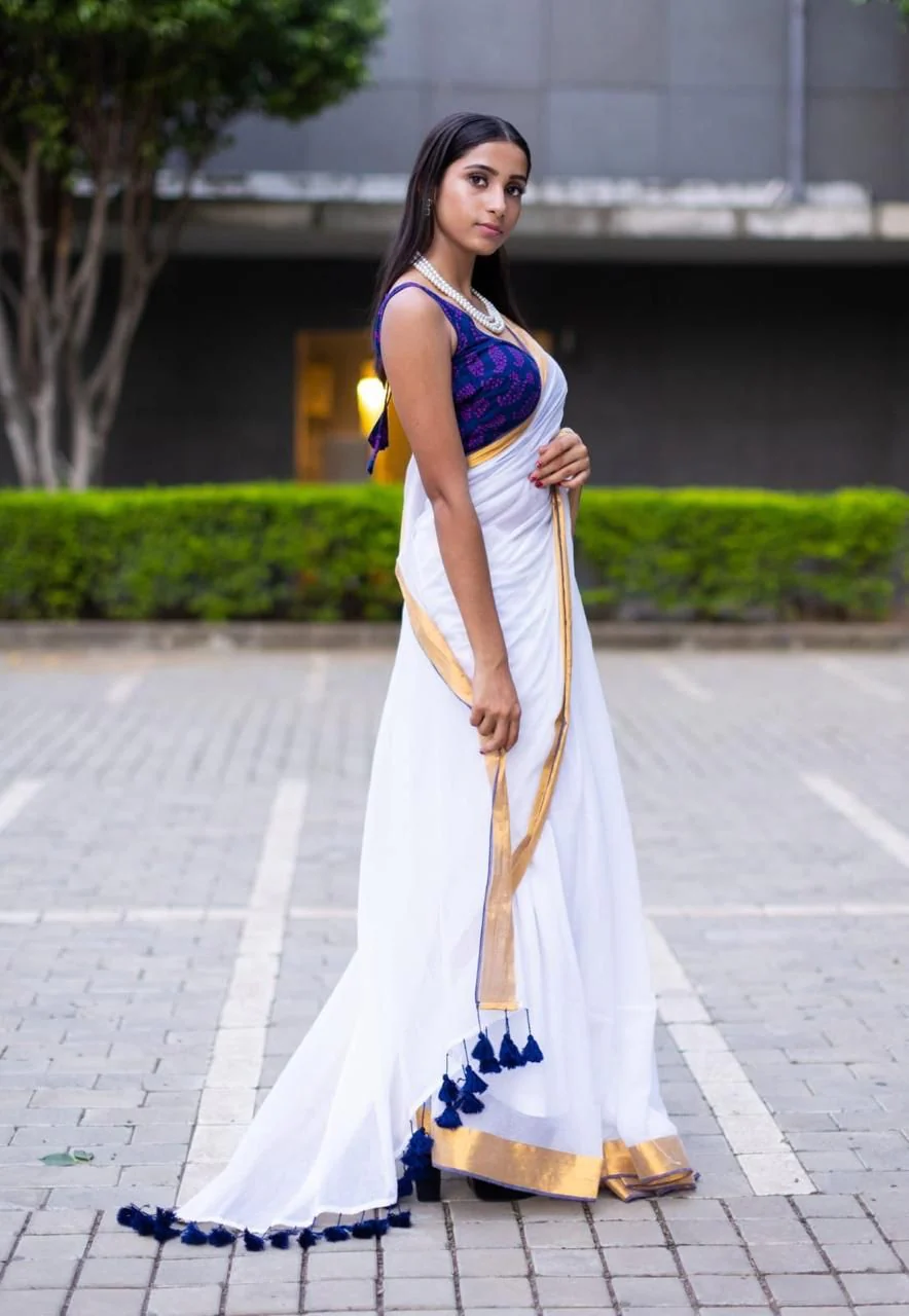 Women White Zari Border Mul Cotton Saree - Image 2