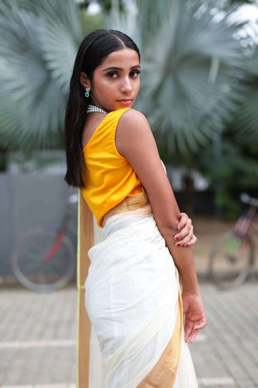 Women White Zari Border Mul Cotton Saree - Image 3