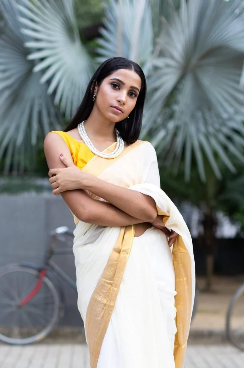Women White Zari Border Mul Cotton Saree - Image 4