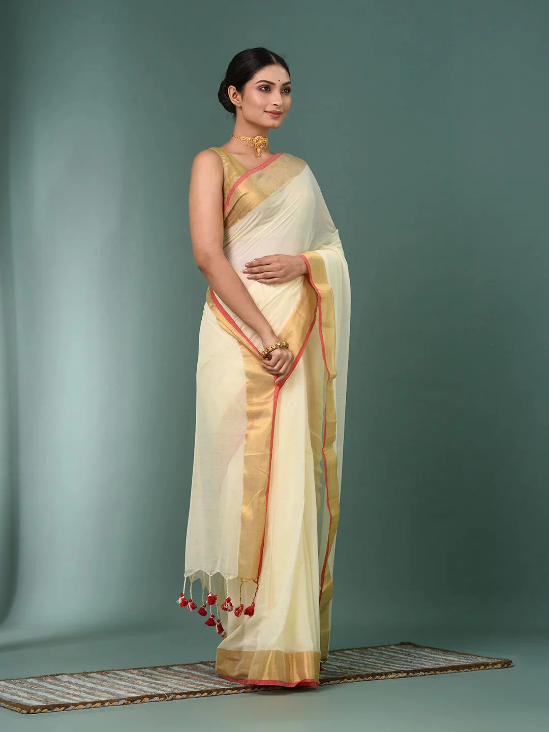 Women White Zari Border Mul Cotton Saree - Image 2