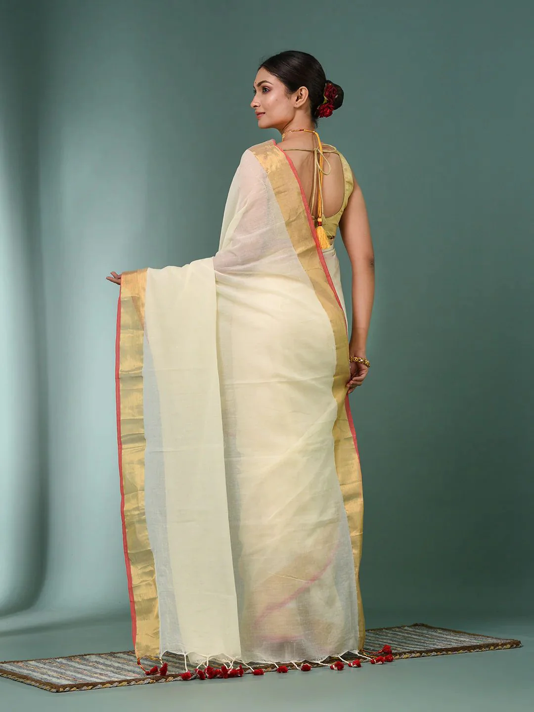 Women White Zari Border Mul Cotton Saree - Image 3