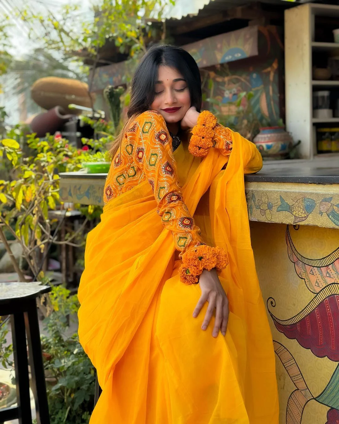 Women Yellow Solid Cotton Saree - Image 2