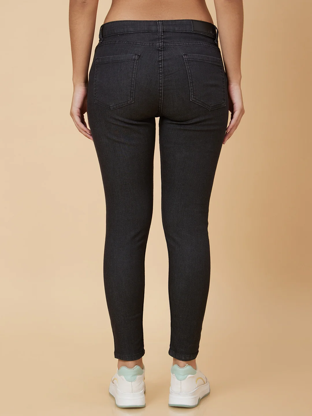 Women Black Skinny Fit Mid Rise Jeans - Image 2